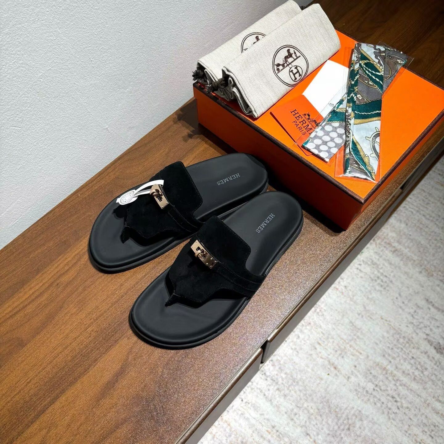 ua H**mes empire sandal gold hardware