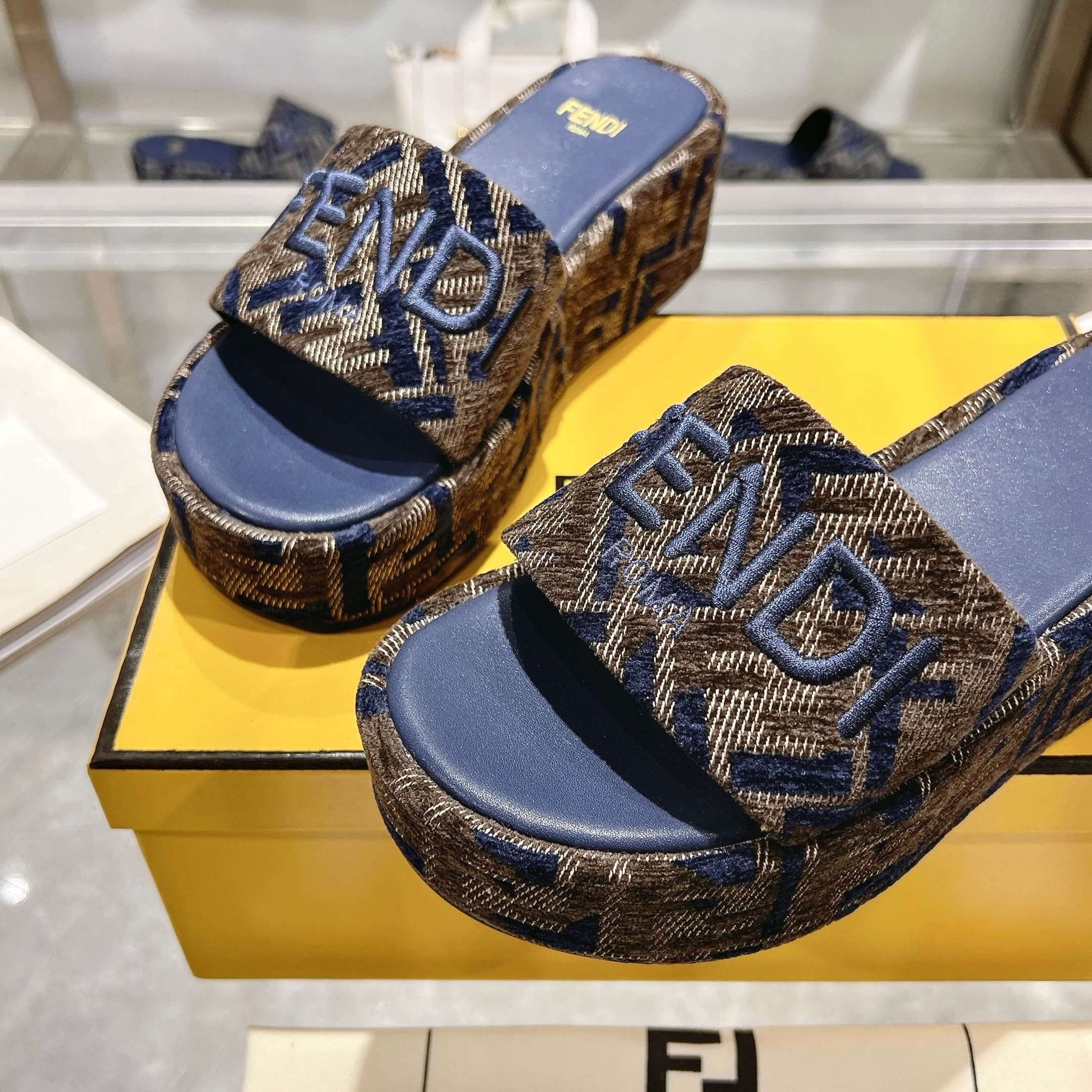 ua F**di sunshine ff chenille jacquard platform sandals