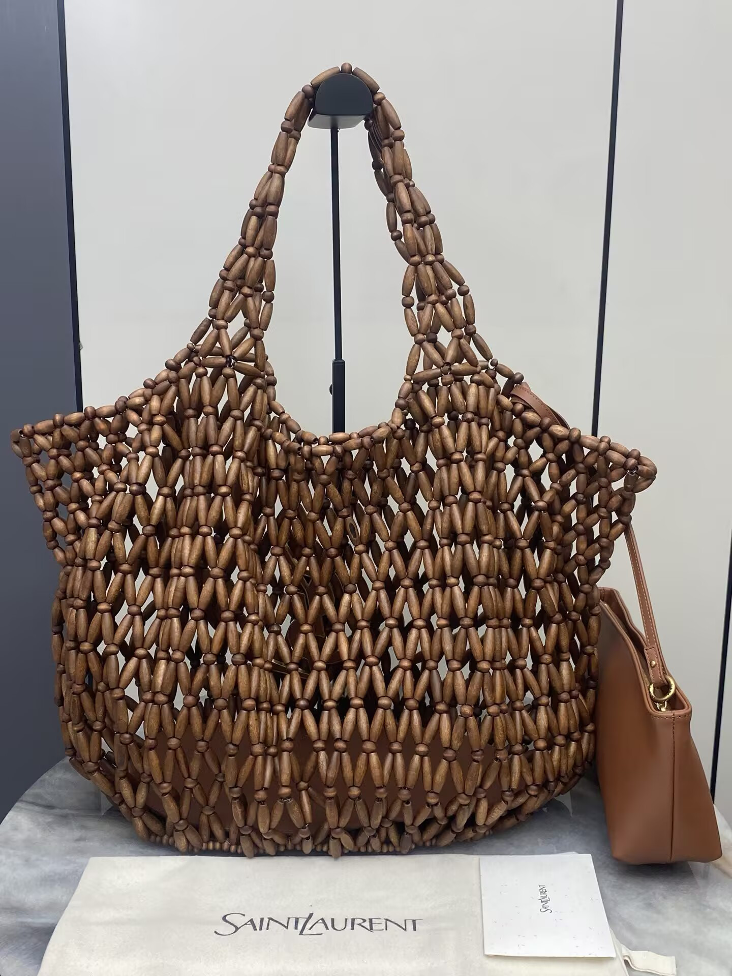 Y*L icare medium in wood beads 31-46x28x16cm
