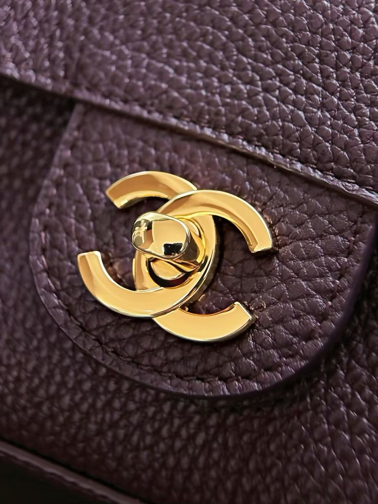 Ch*el maxi flap bag in coffee with gold-tone hardware as6231 19.5x32x10cm