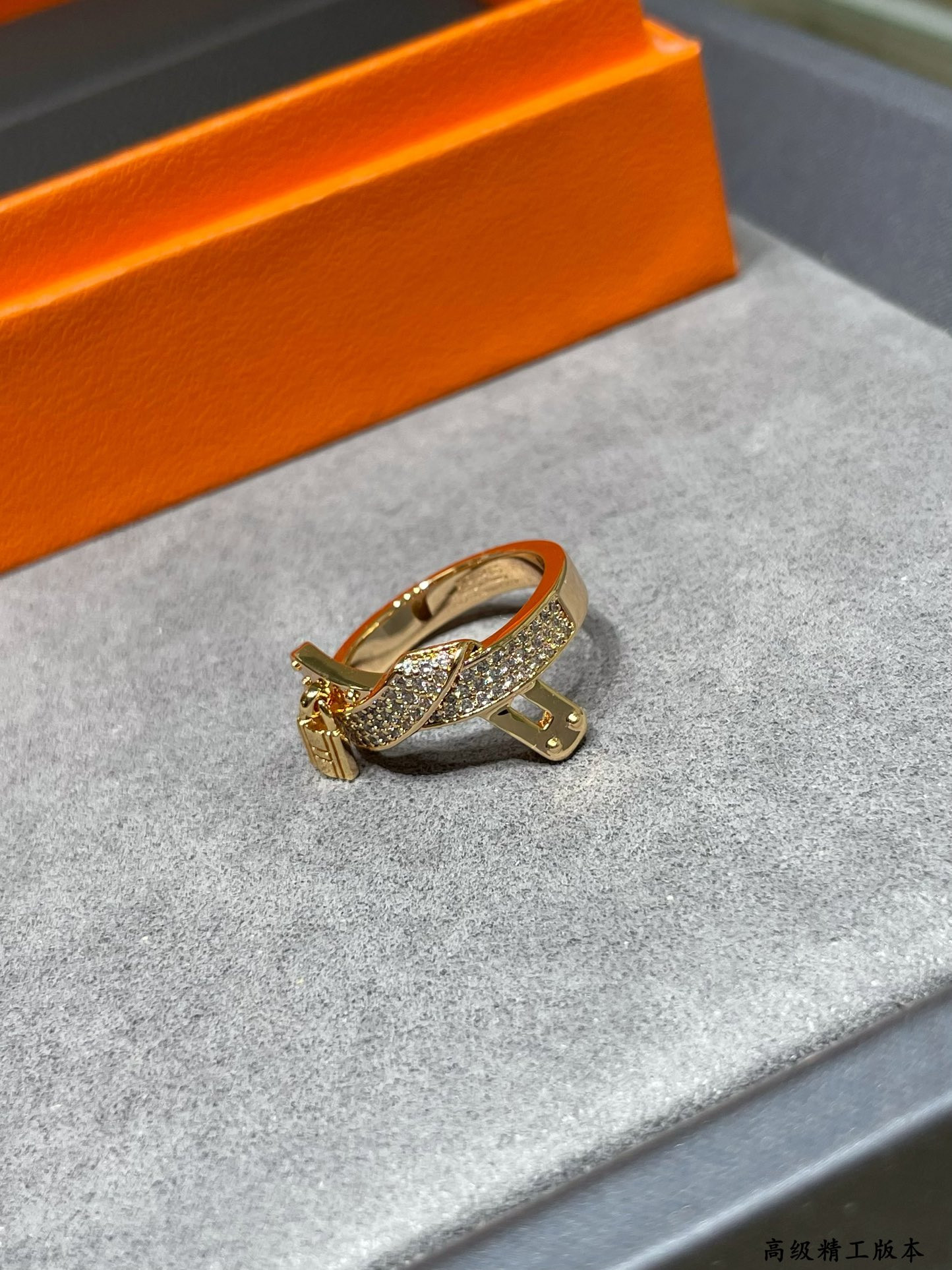 H**mes h clasp ring