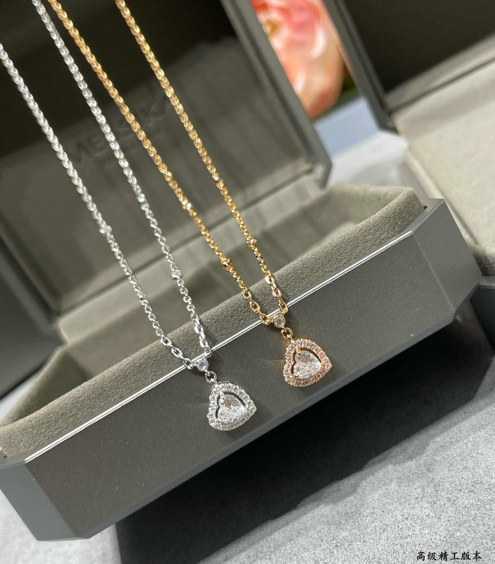 Mes1kaa heart-shaped necklace