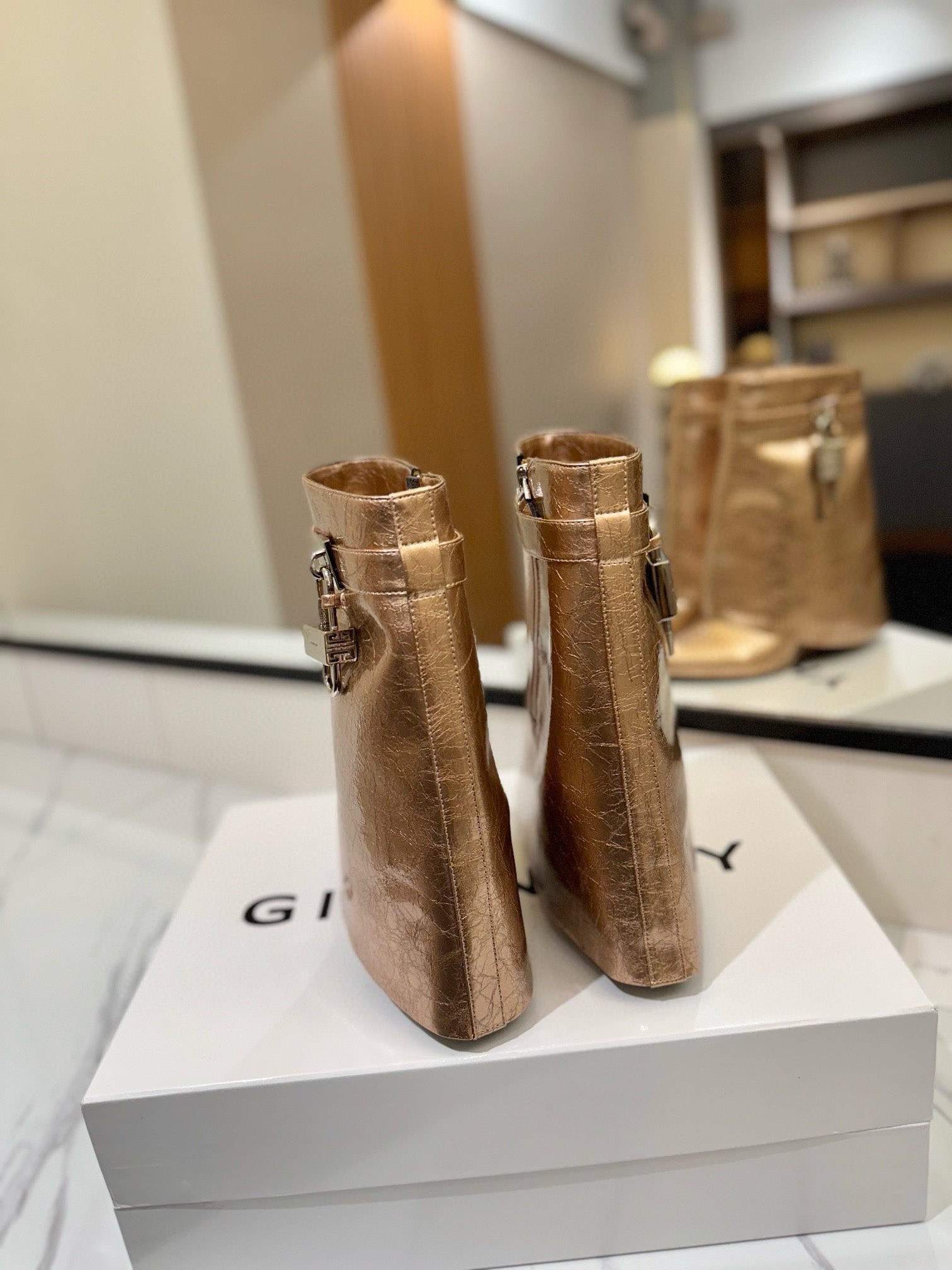 ua G1uenchy boots