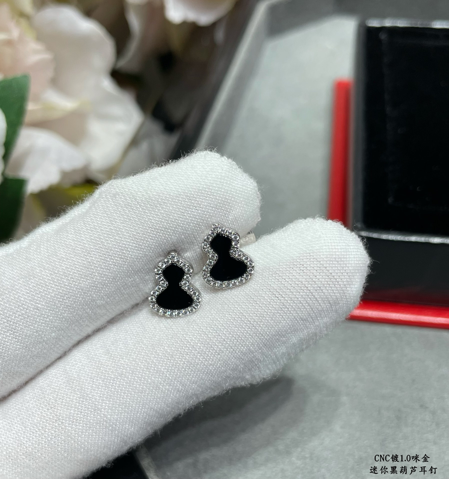 Qee1in mini gourd earrings