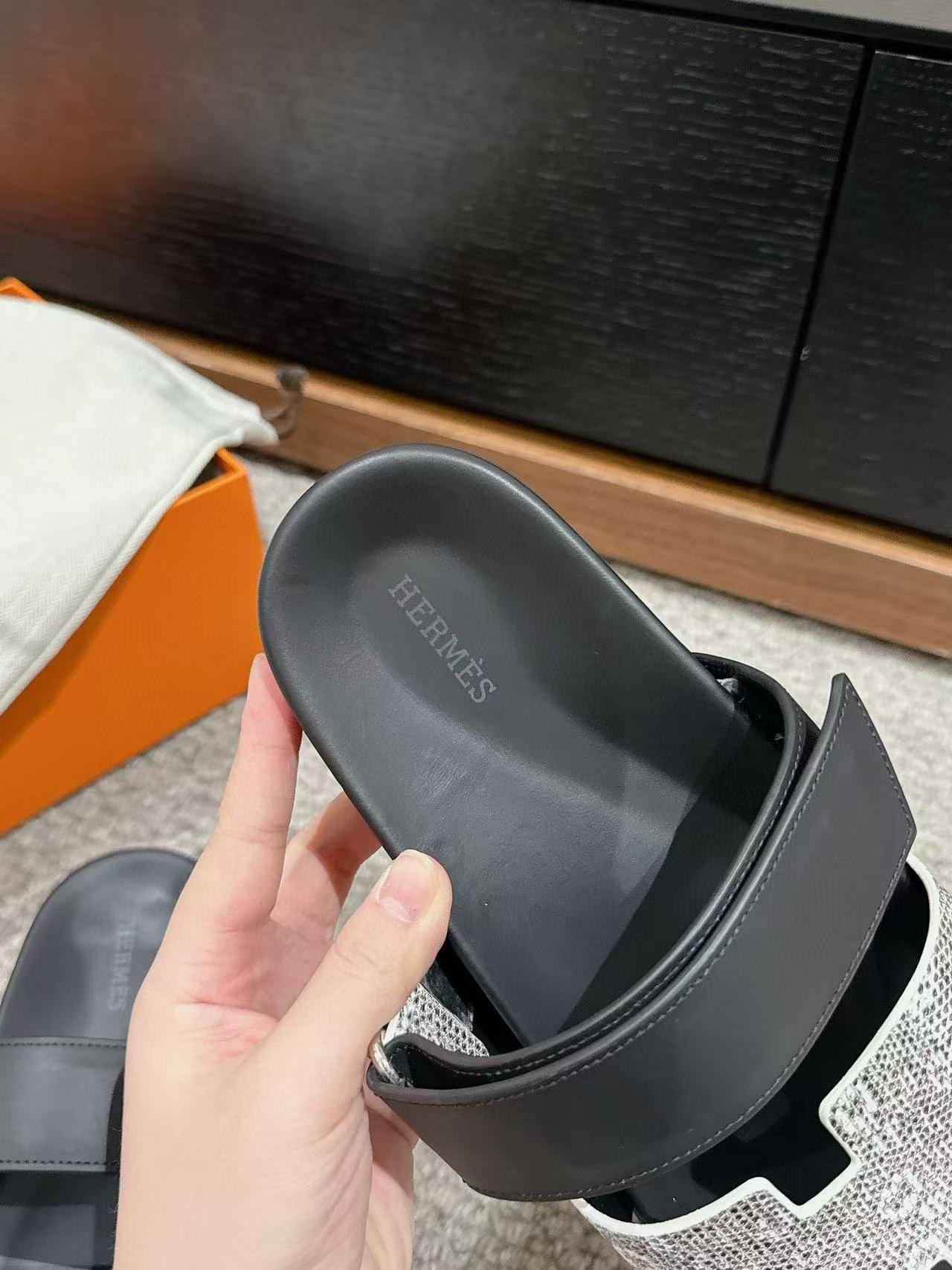 ua H**mes chypre sandal