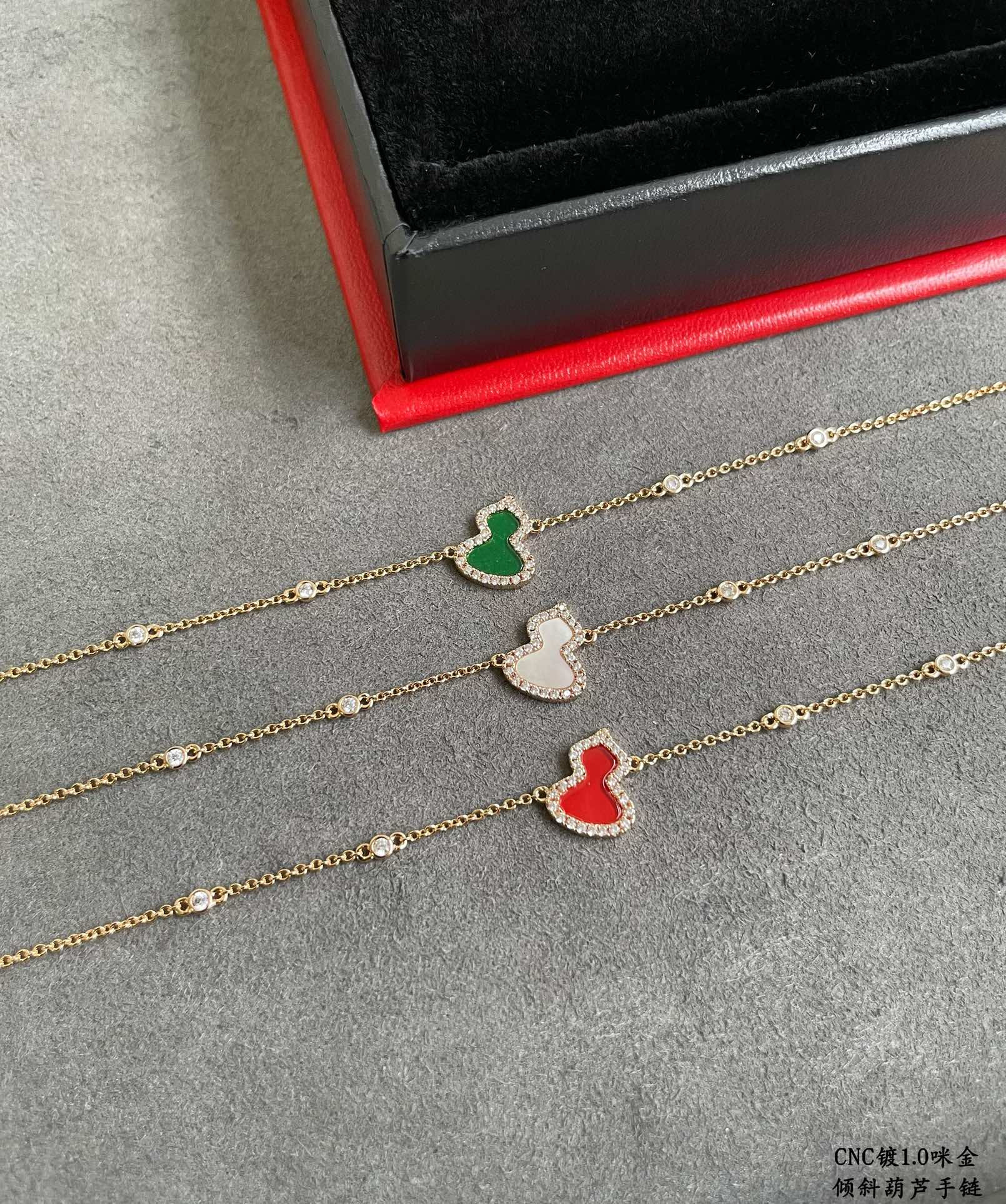 Qee1in tilted gourd bracelet