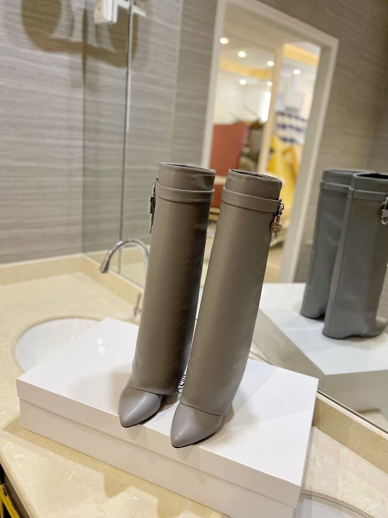 ua G1uenchy shark lock boots in leather