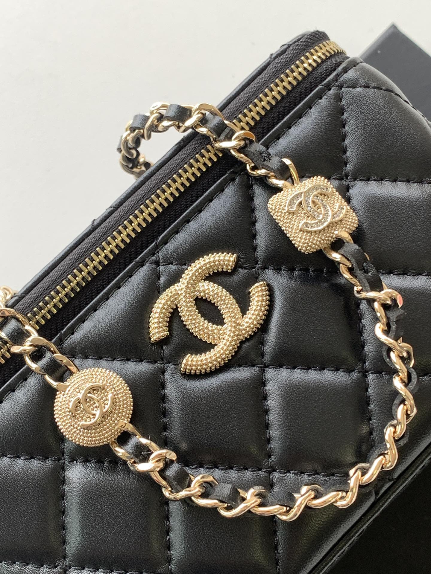 Ch*el vanity with chain ap4301 9.5x17x8cm