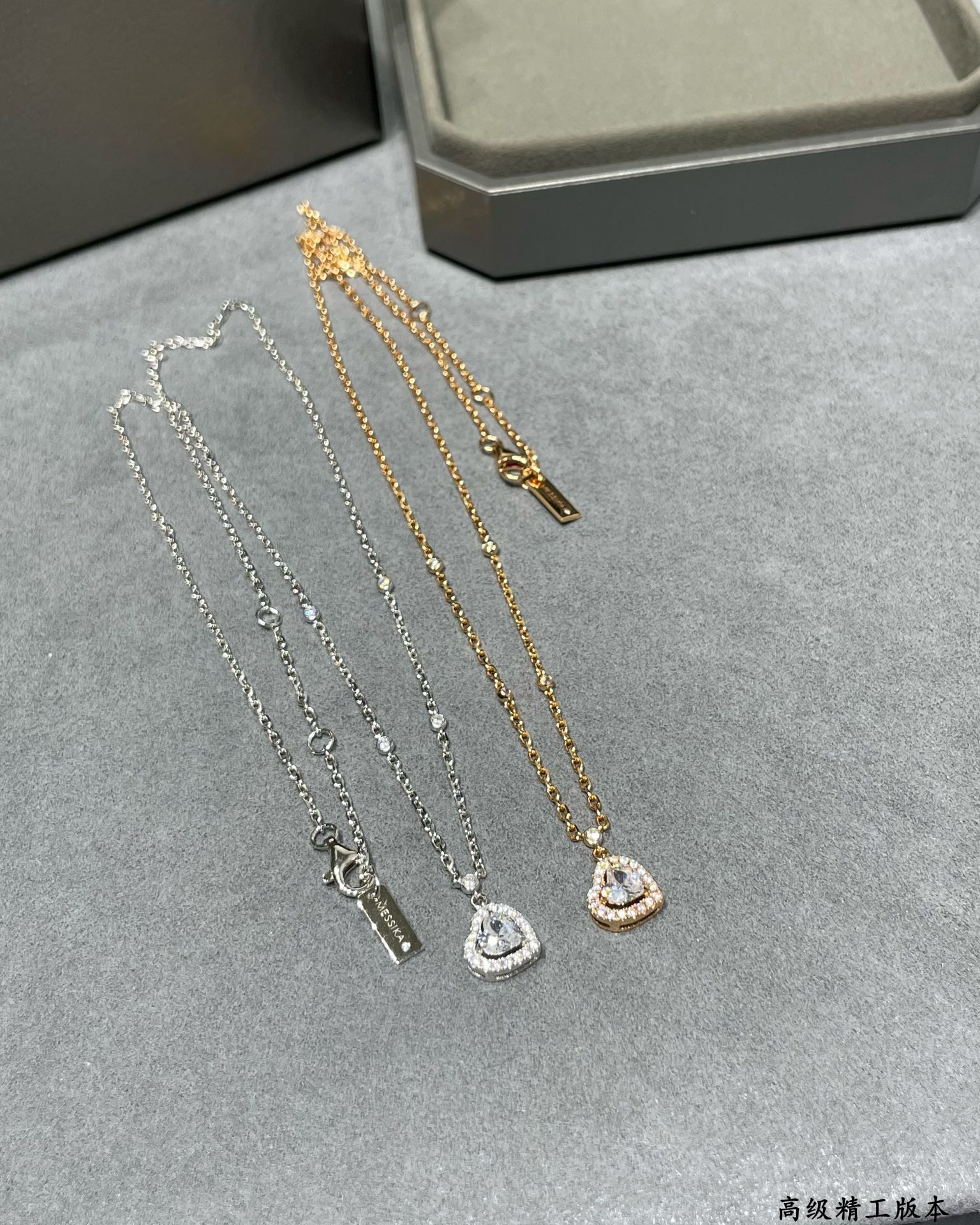 Mes1kaa heart-shaped necklace