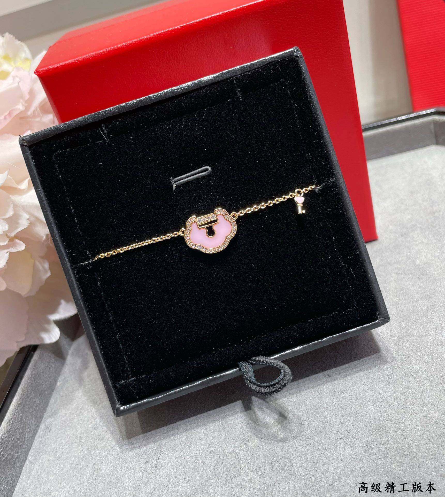 Qee1in large ruyi lock bracelet