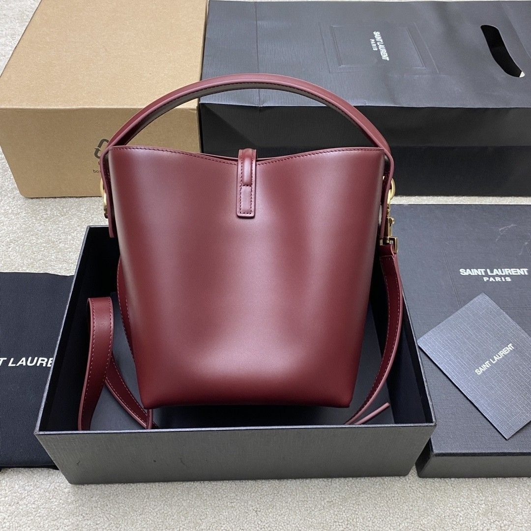Y*L le 37 in shiny leather 17x20x13cm