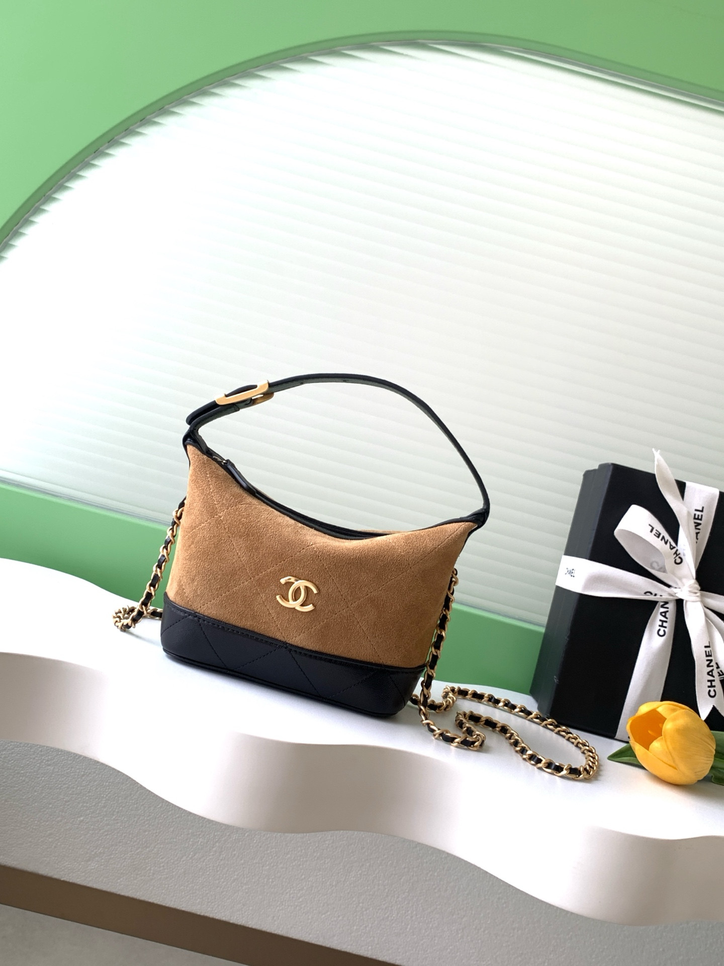 Ch*el clutch with chain ap5187 21x19x7cm