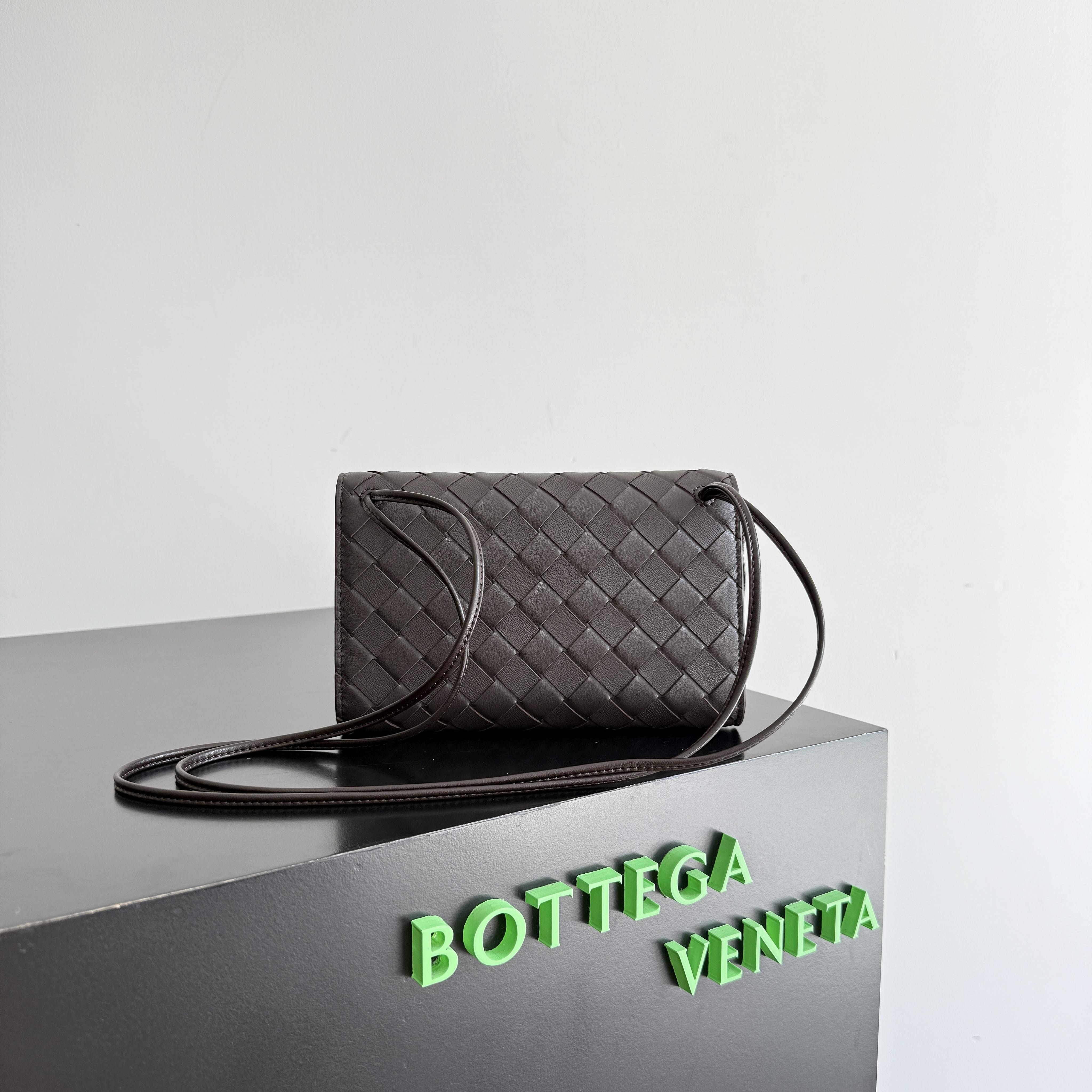 bo*te*ga Ve*ne*ta andiamo pouch on strap 19x12.6x2cm