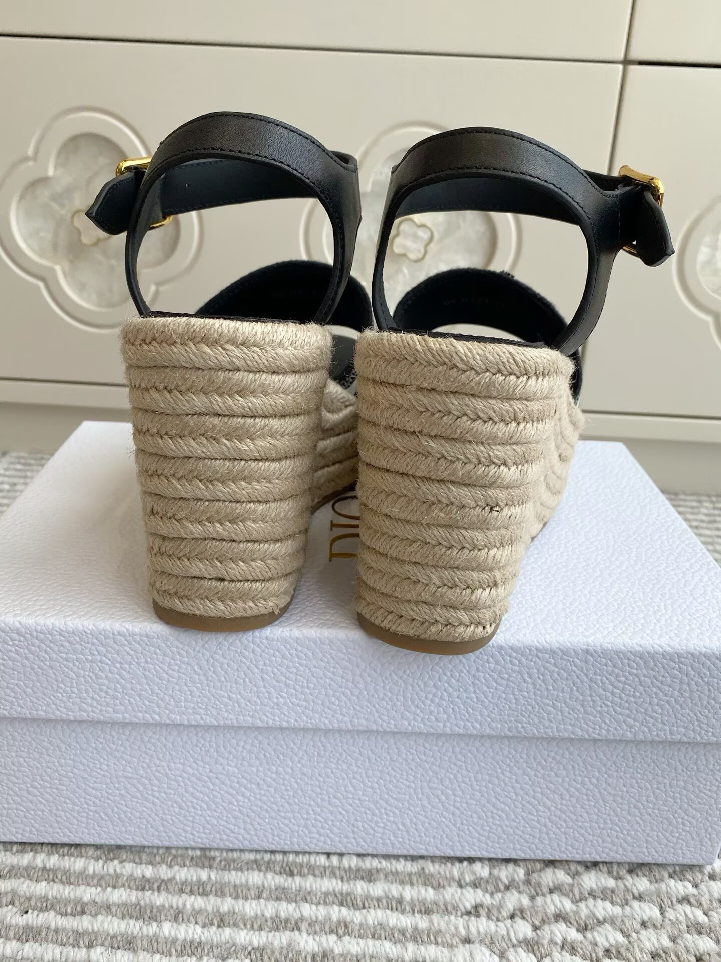 ua D*or sandals
