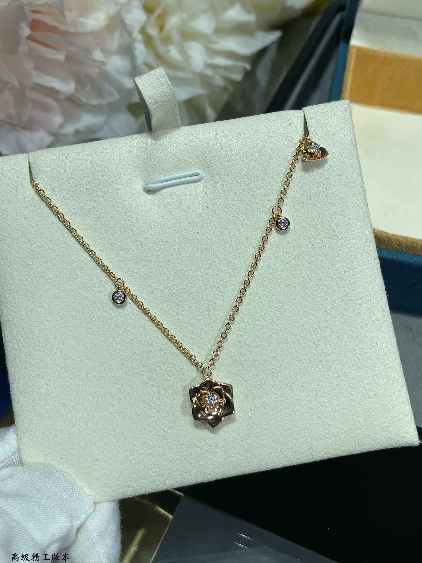 P1aget polished gold flower necklace