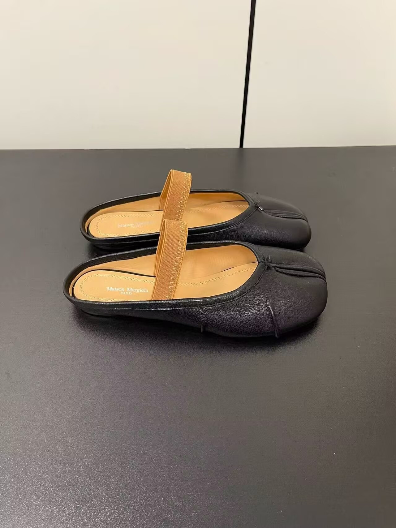 ua ma*s*n Ma*i*la split-toe leather ballerina mules black