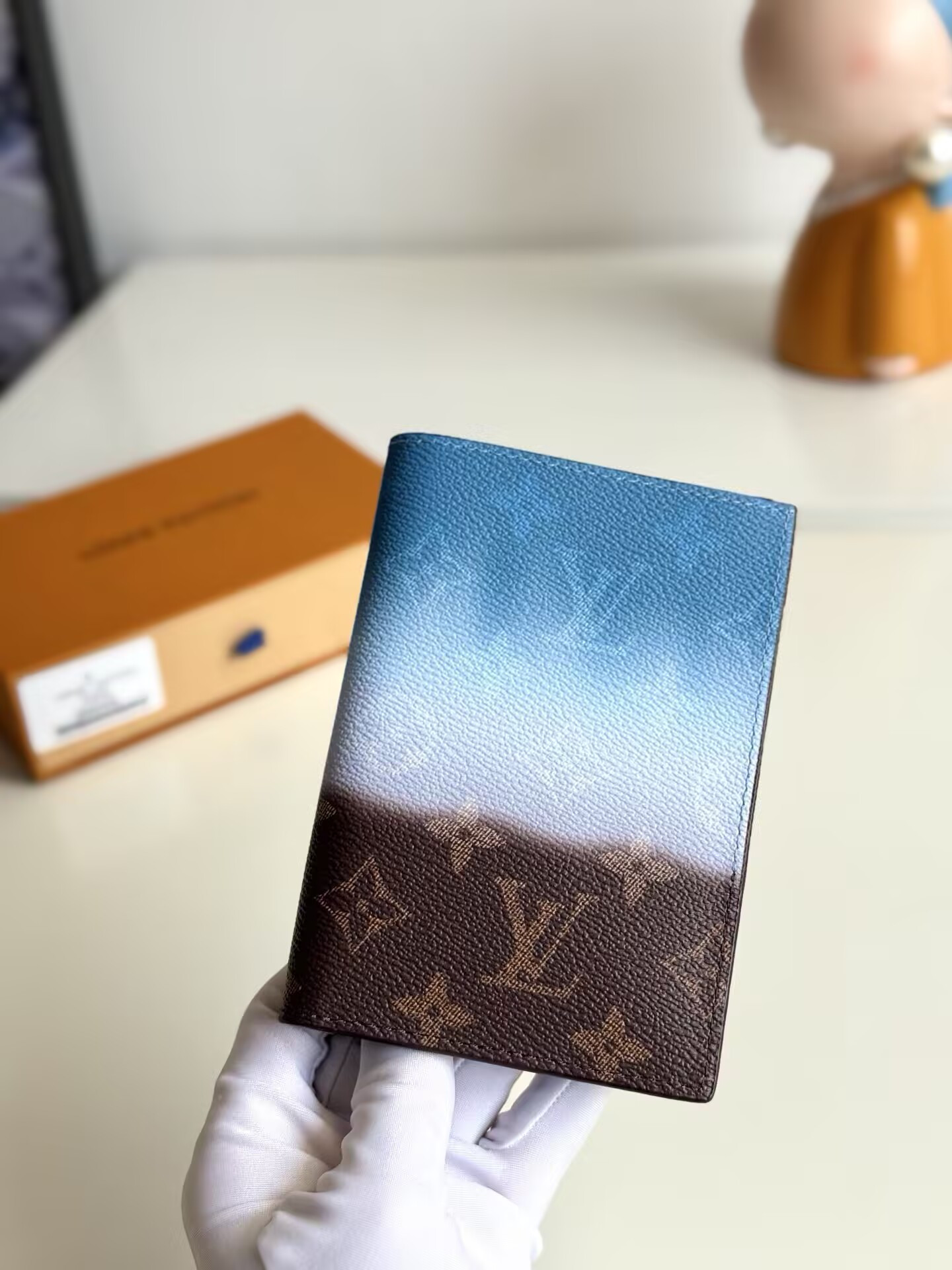 LV Passport Cover M28008 10x14x2.5cm