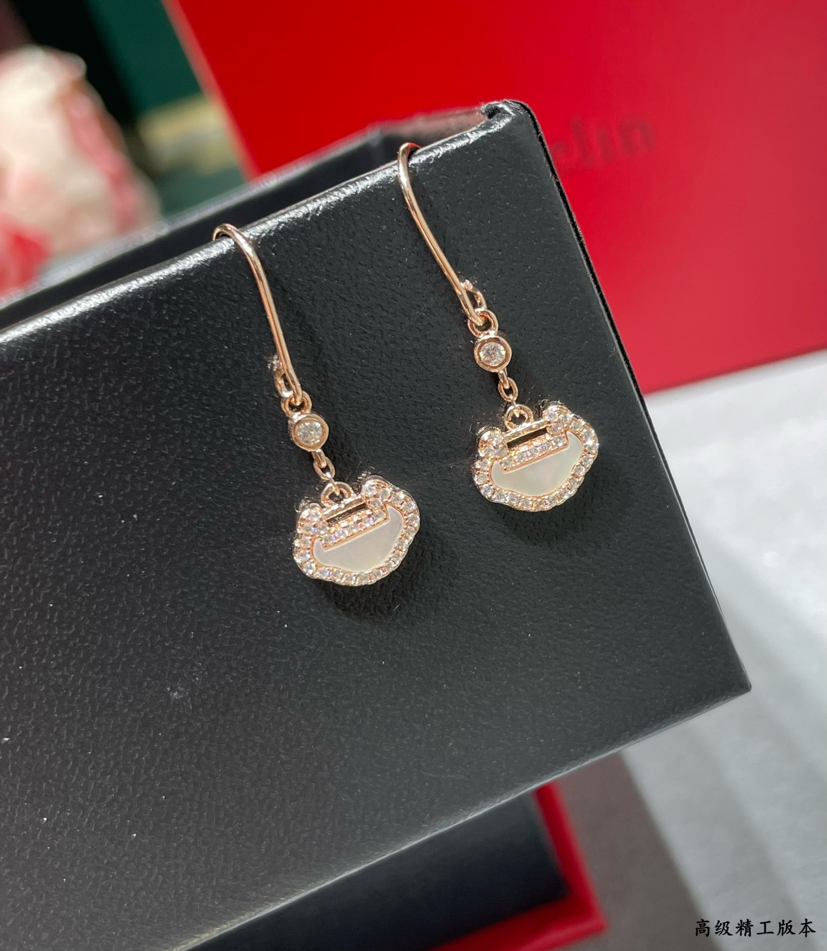 Qee1in white mother-of-pearl ruyi earrings