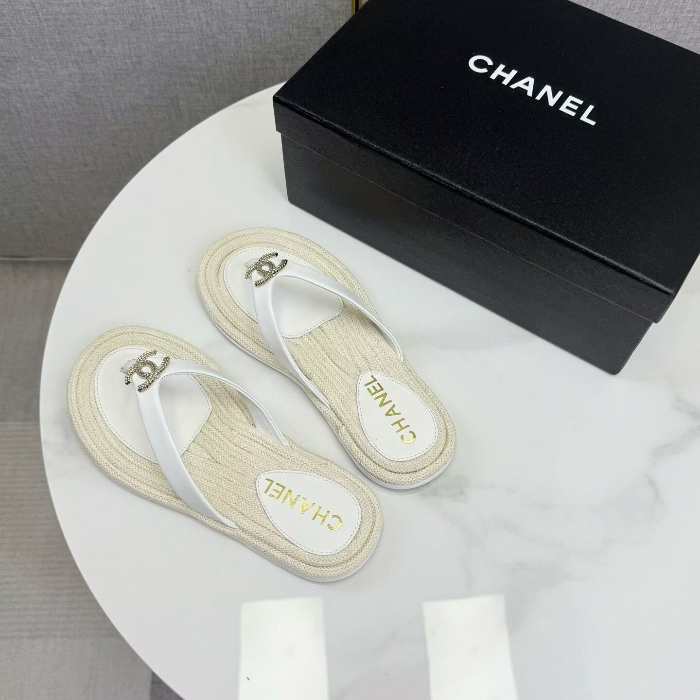 ua Ch*el flip-flops