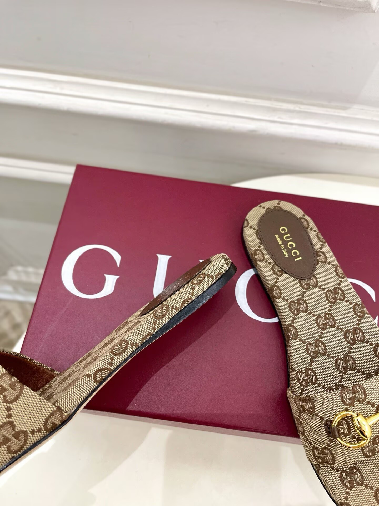 ua G*u*i siaga horsebit flat sandal