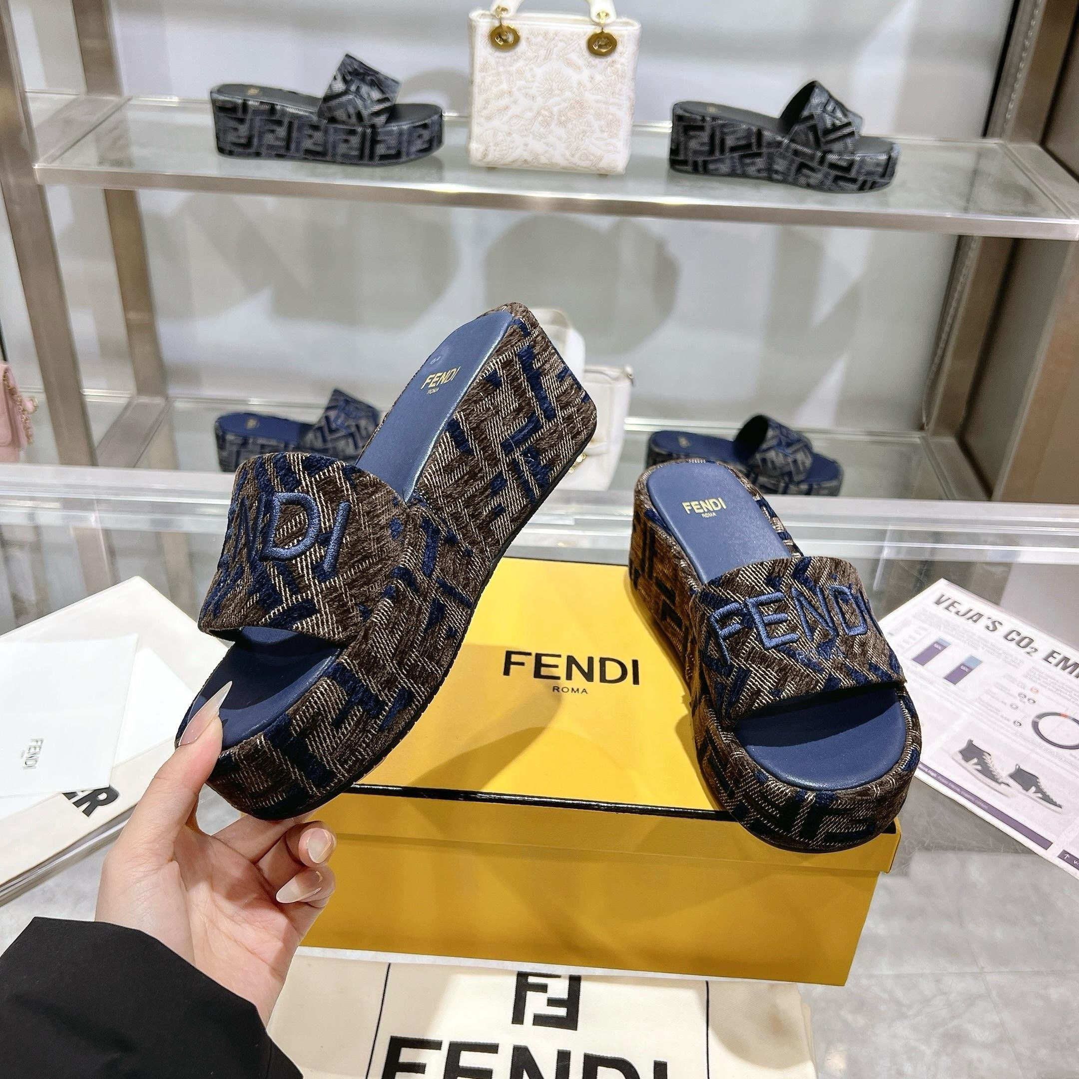 ua F**di sunshine ff chenille jacquard platform sandals