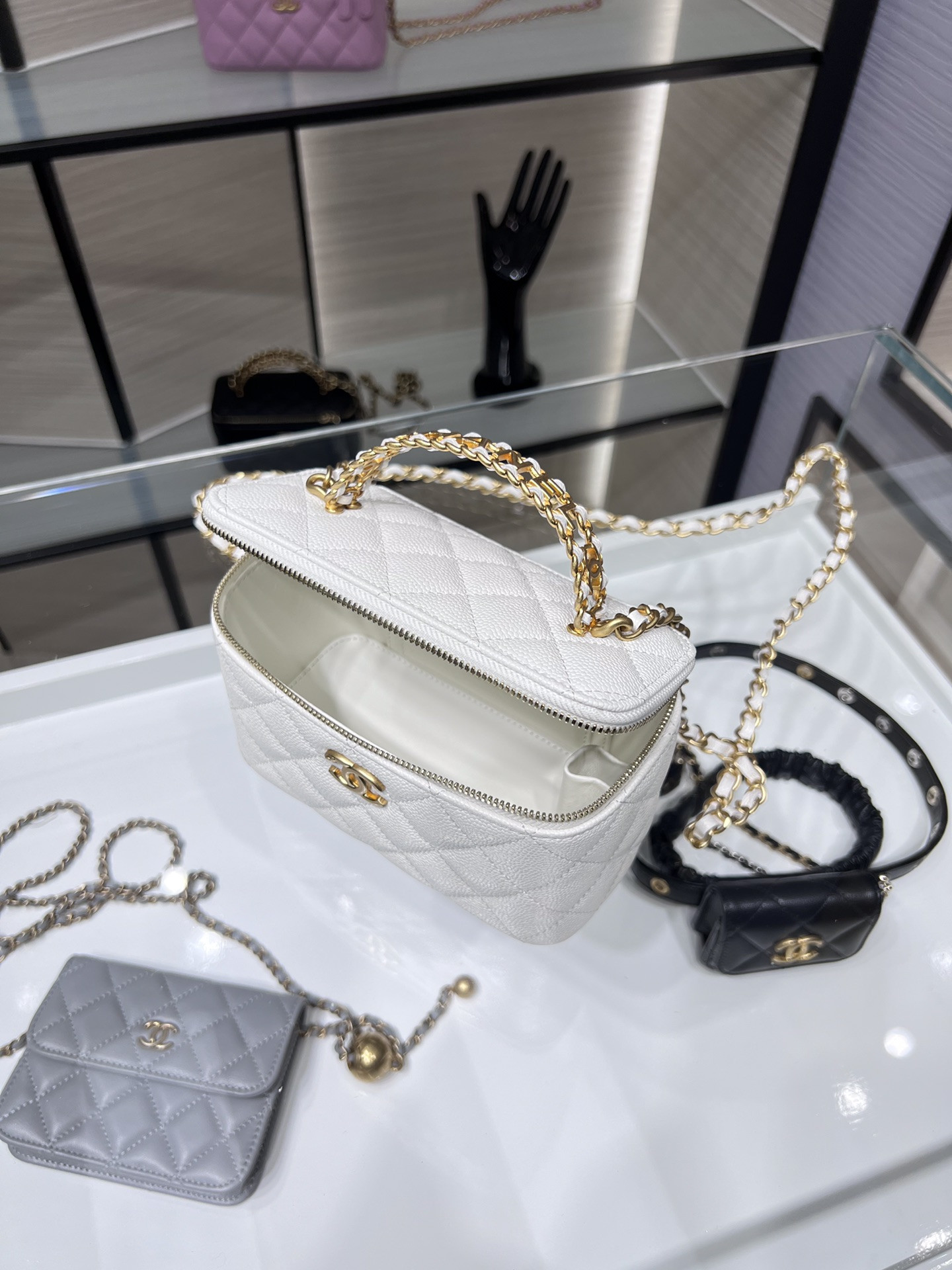 Ch*el vanity with chain 9.5x17x8cm