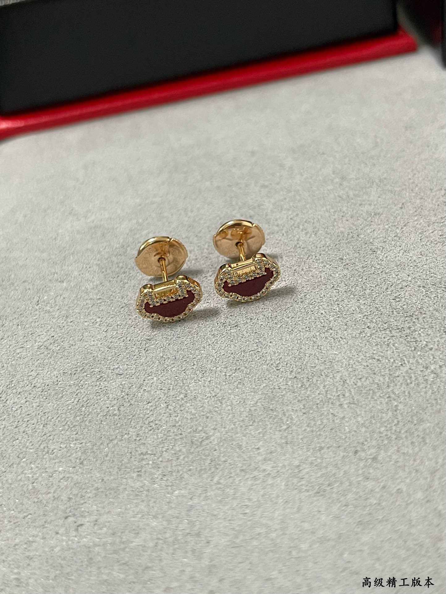 Qee1in mini ruyi stud earrings