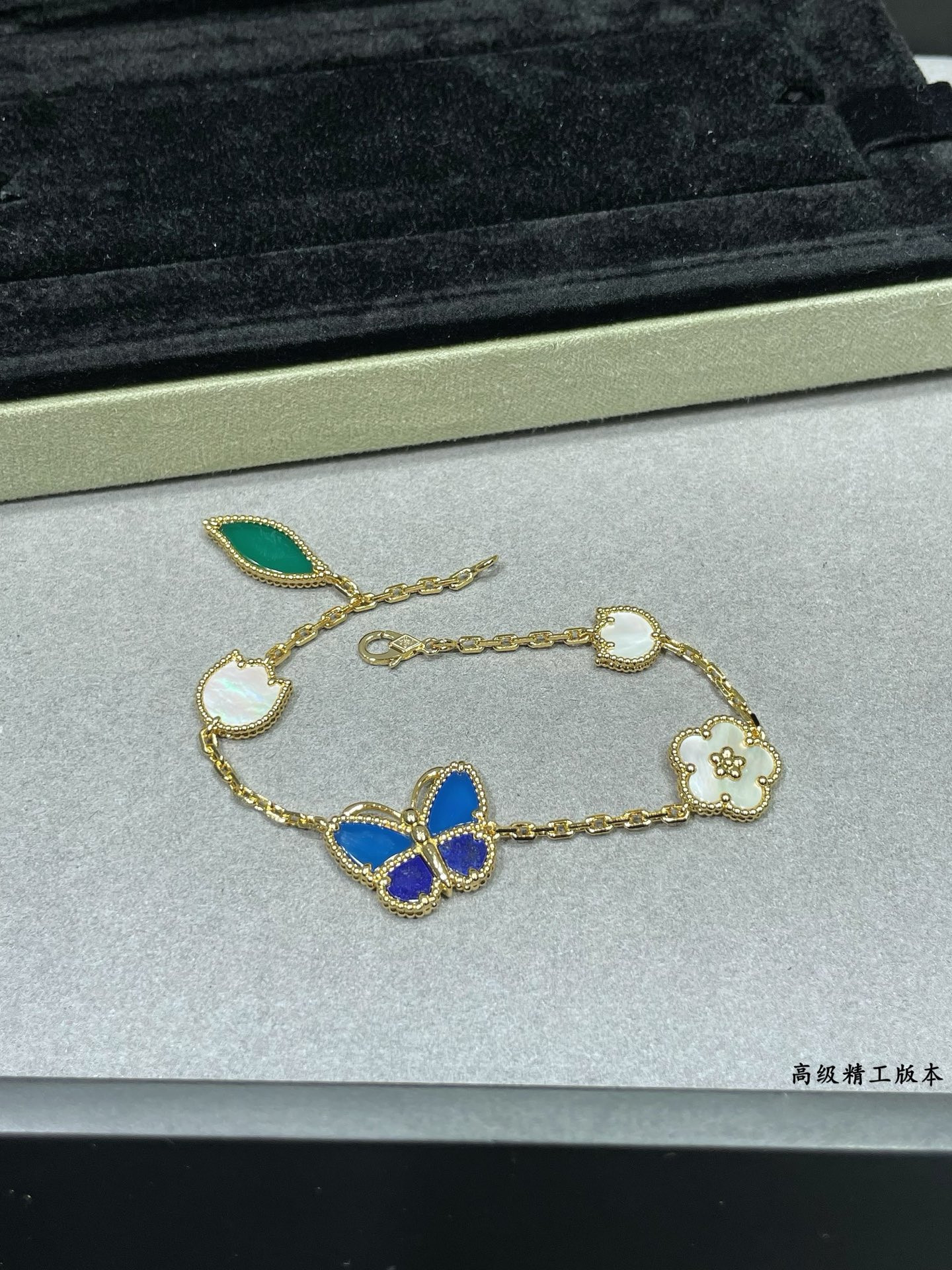 V*N CL*F & arpels bracelet