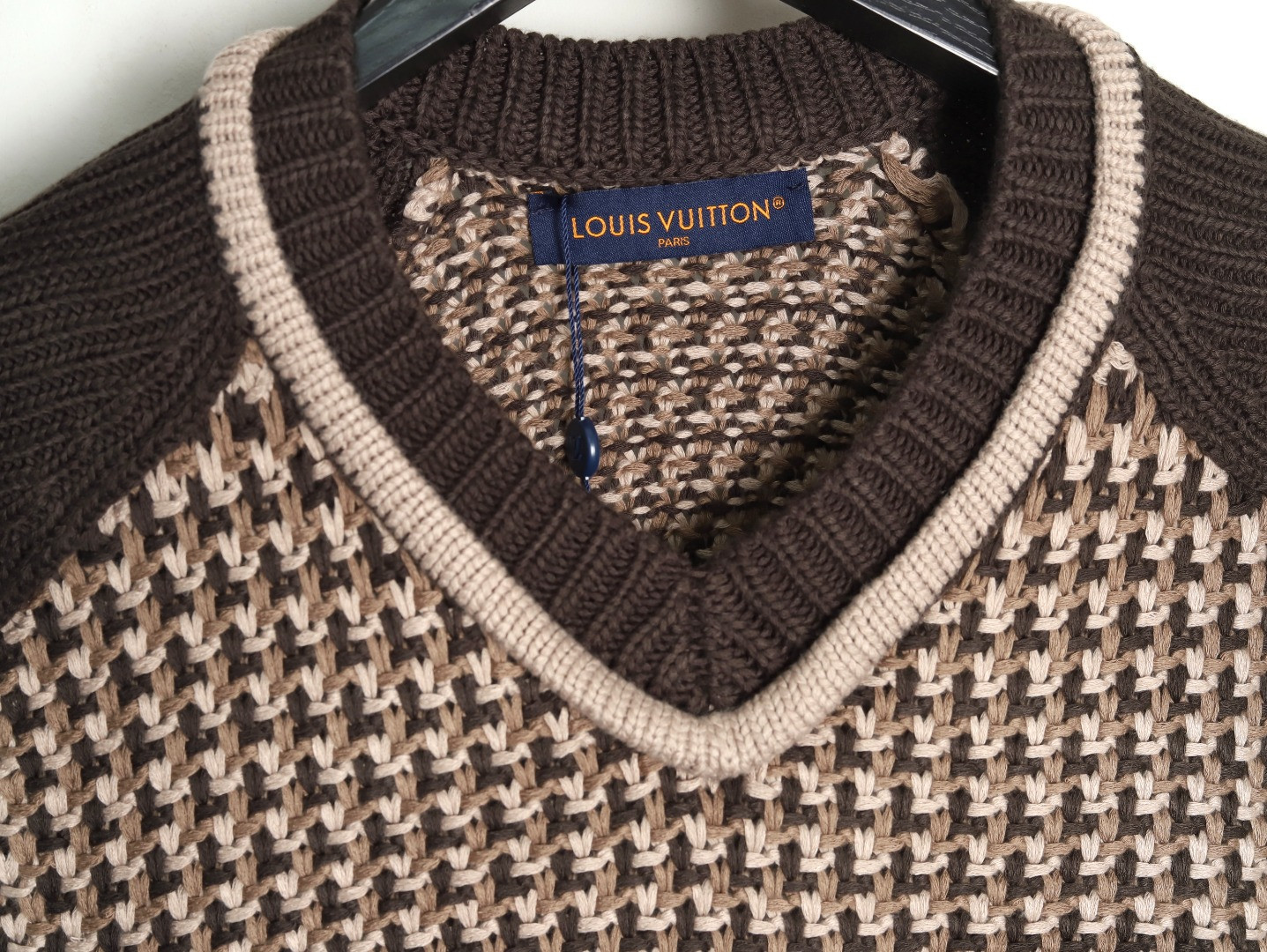 l0*is V*t0n lv knitting vest