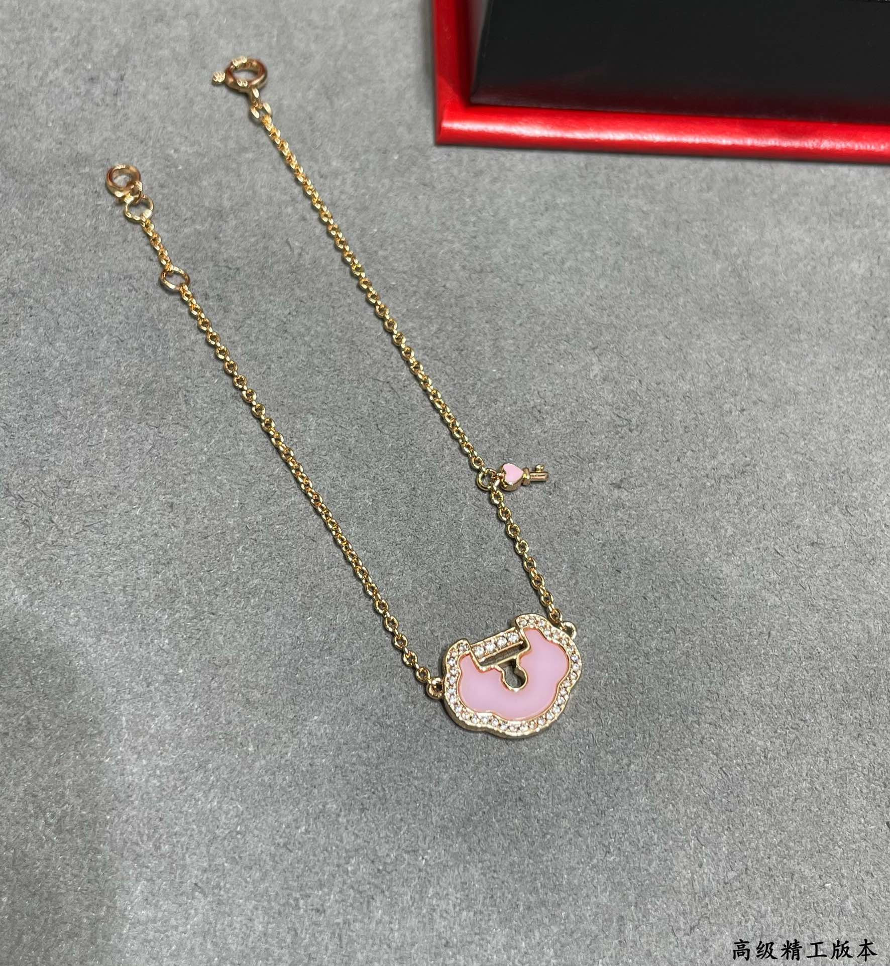 Qee1in large ruyi lock bracelet