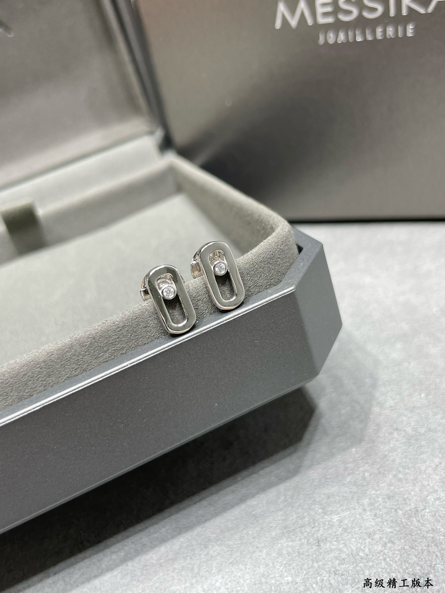 Mes1kaa small polished moving stud earrings