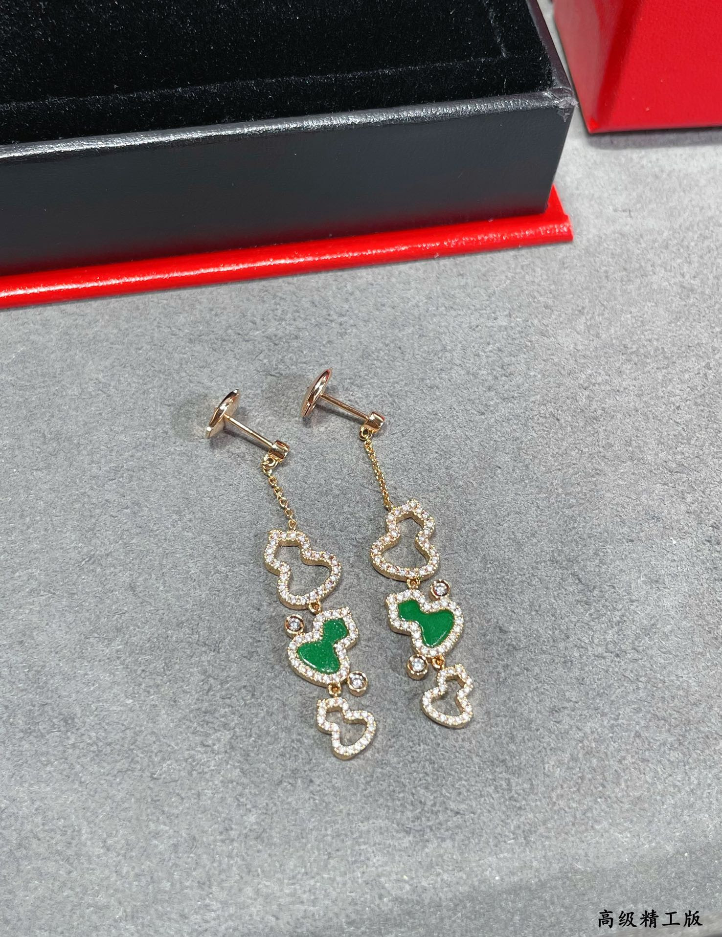 Qee1in agate triple gourd stud earrings
