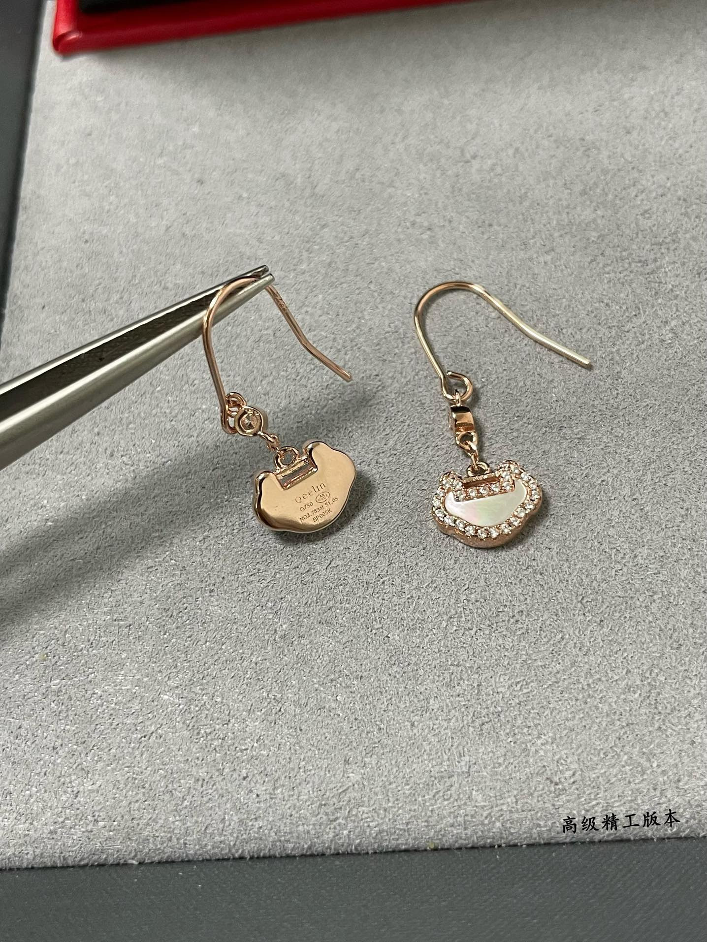 Qee1in white mother-of-pearl ruyi earrings