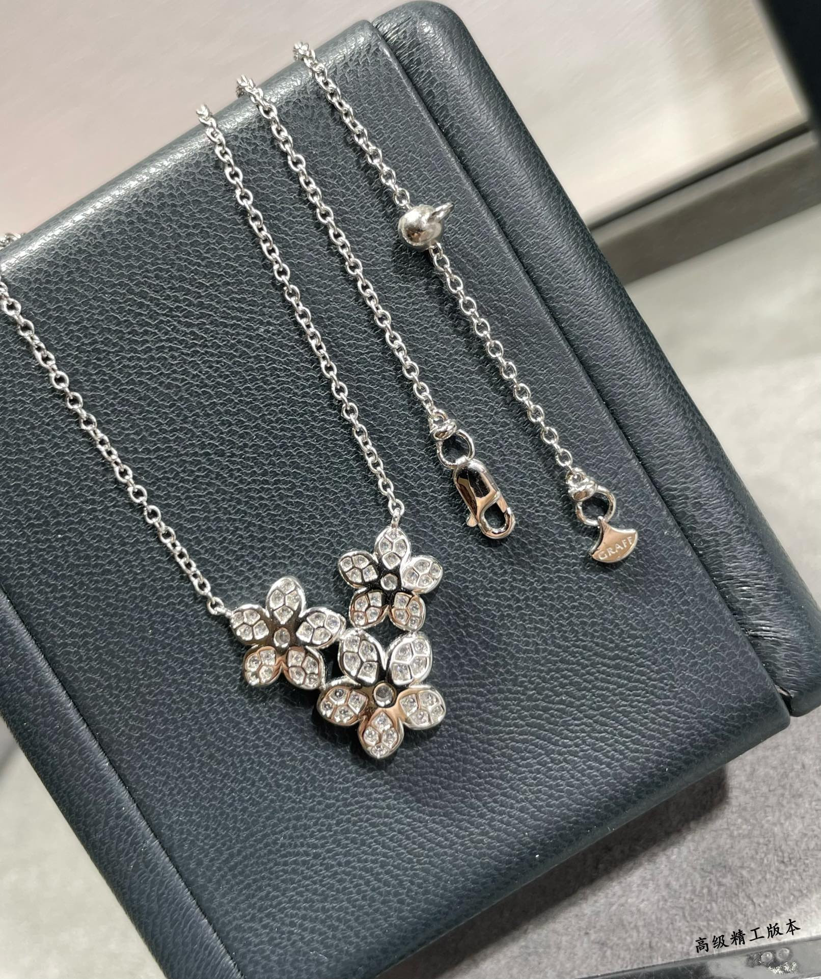Gr*ff three flowers necklace