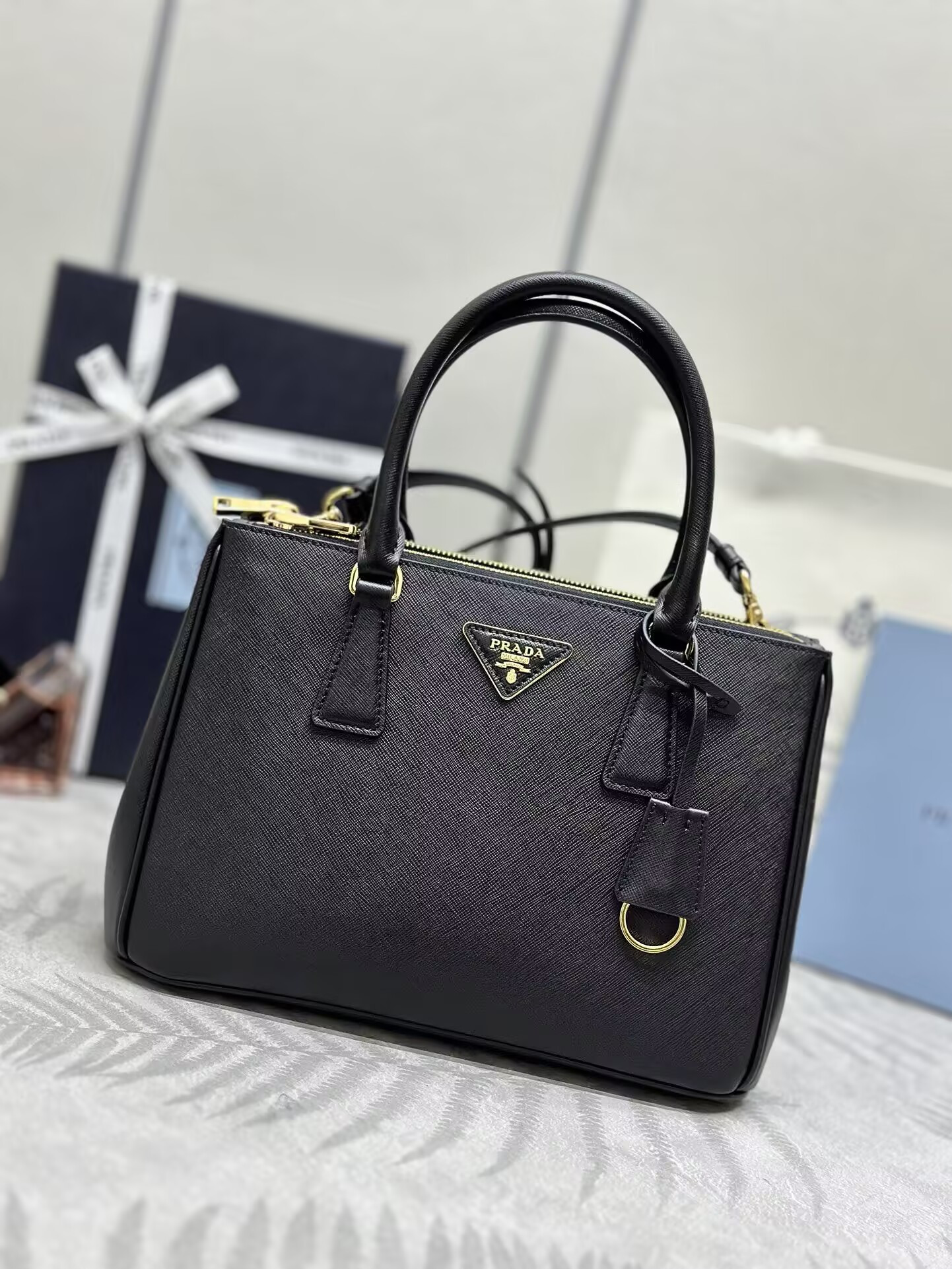 Pra*a galleria medium saffiano leather bag 28x20x12cm
