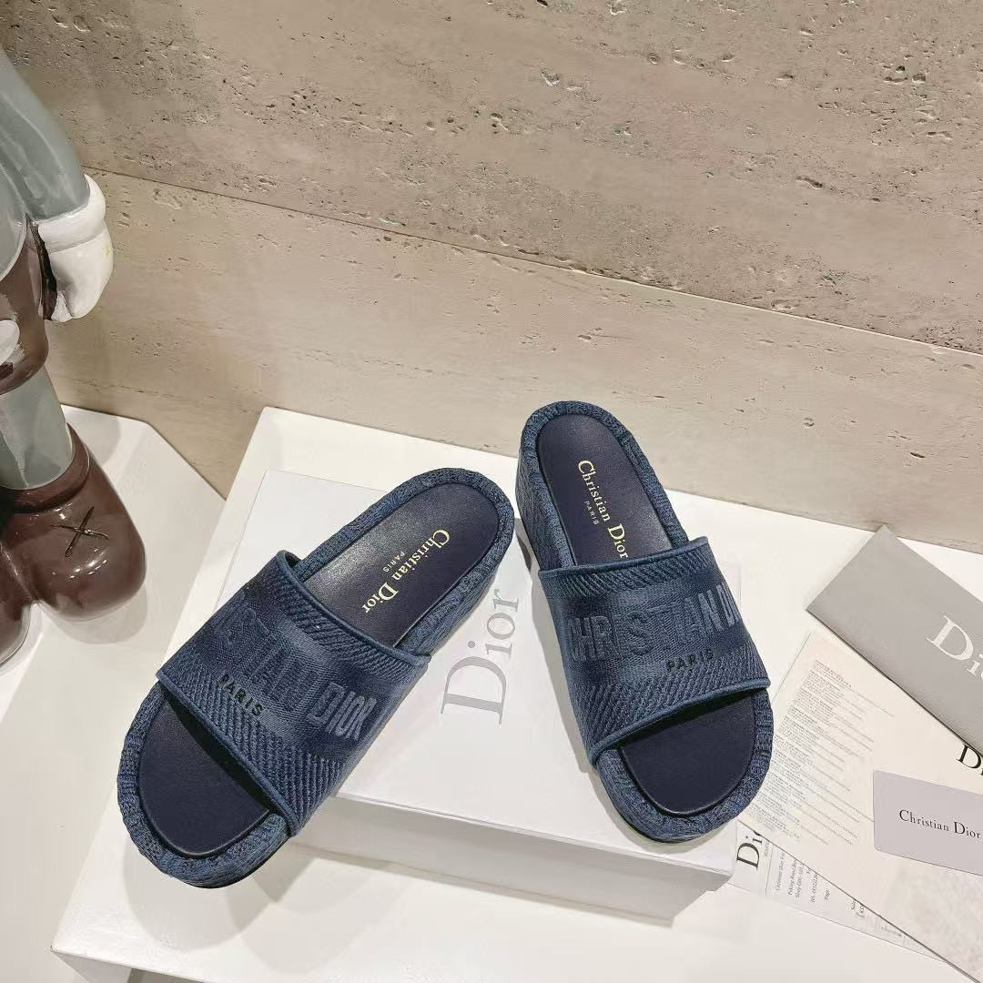 ua D*or sandal