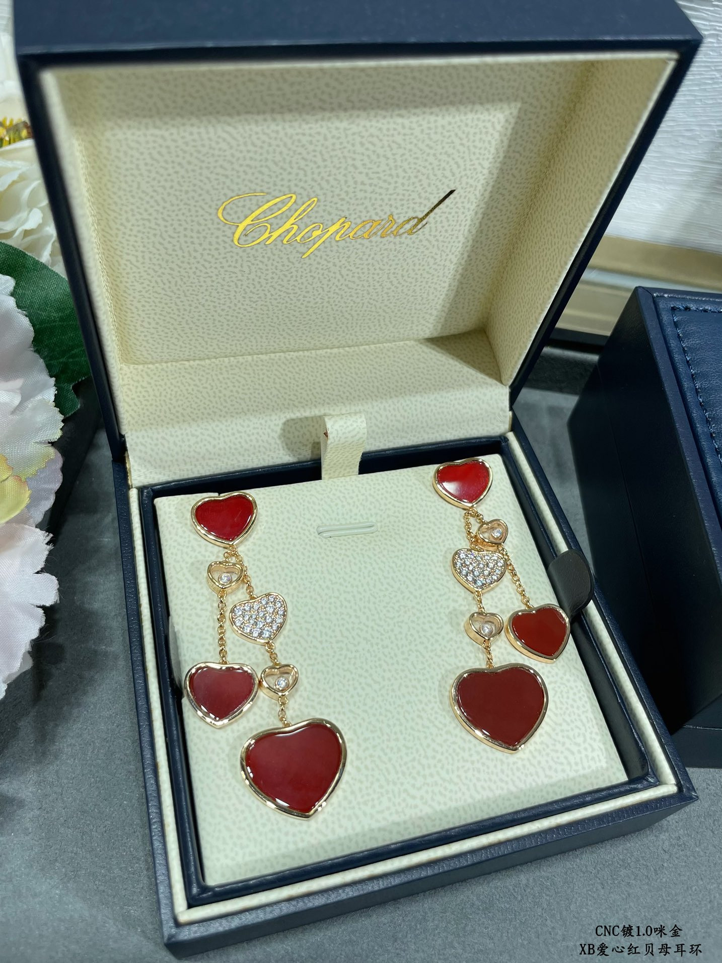 Ch0pard mother-of-pearl heart earrings