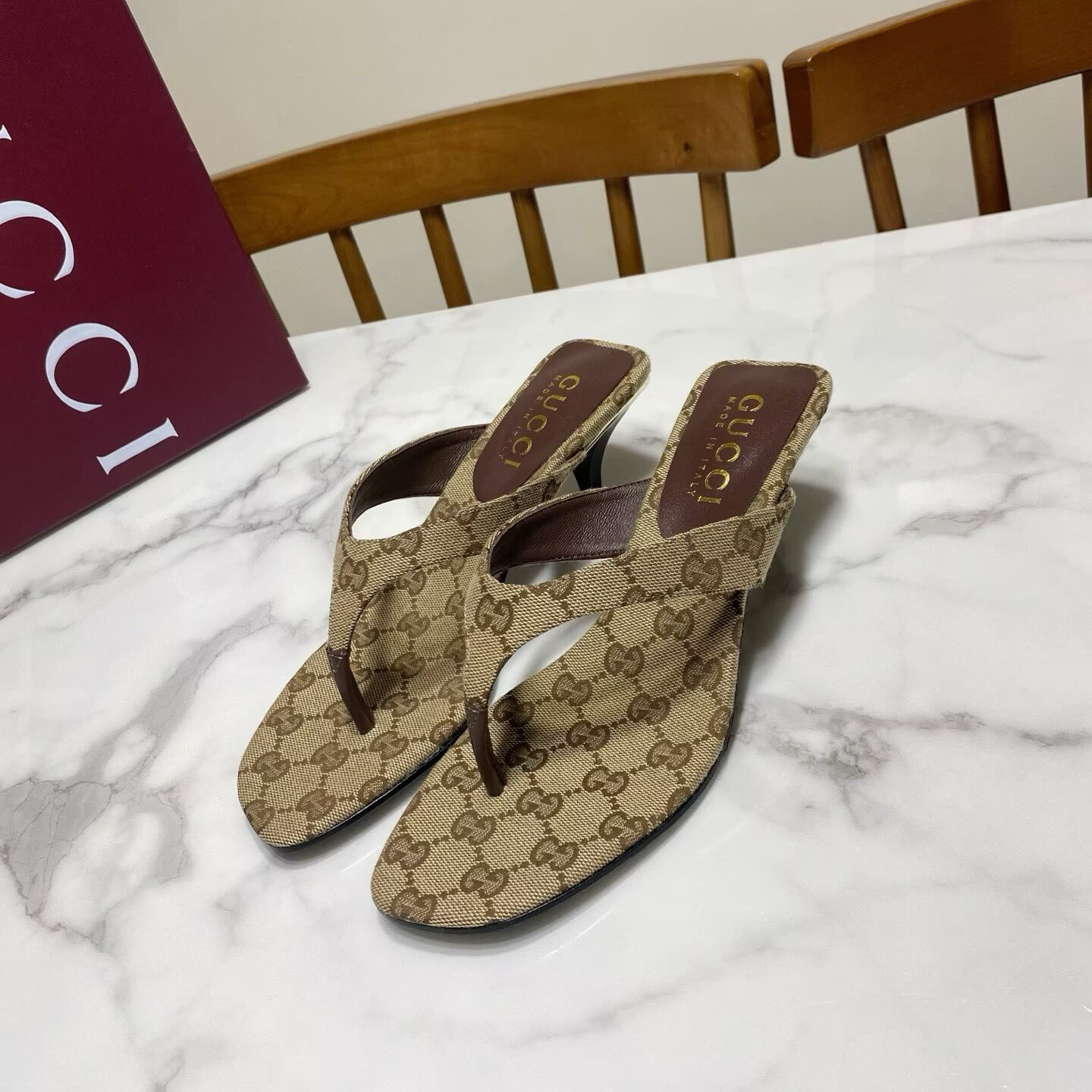 ua G*u*i vittoria thong slides