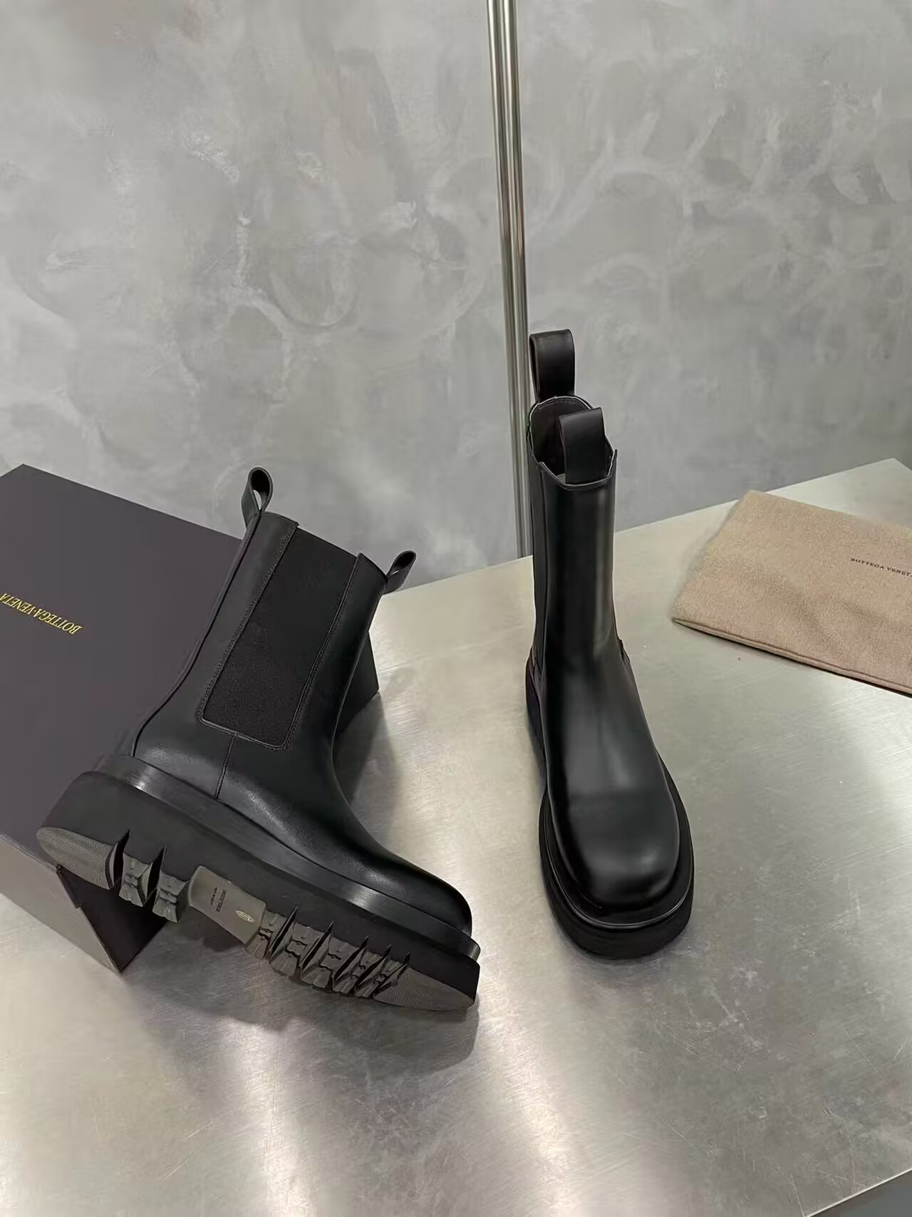 ua bo*te*ga Ve*ne*ta lug chelsea boot