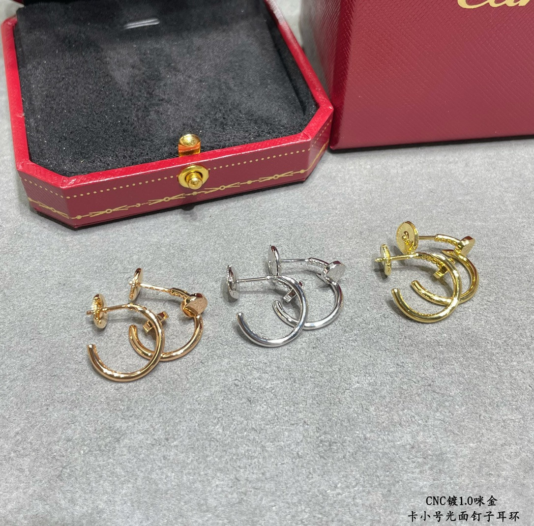 Ca*t*er small polished stud earrings