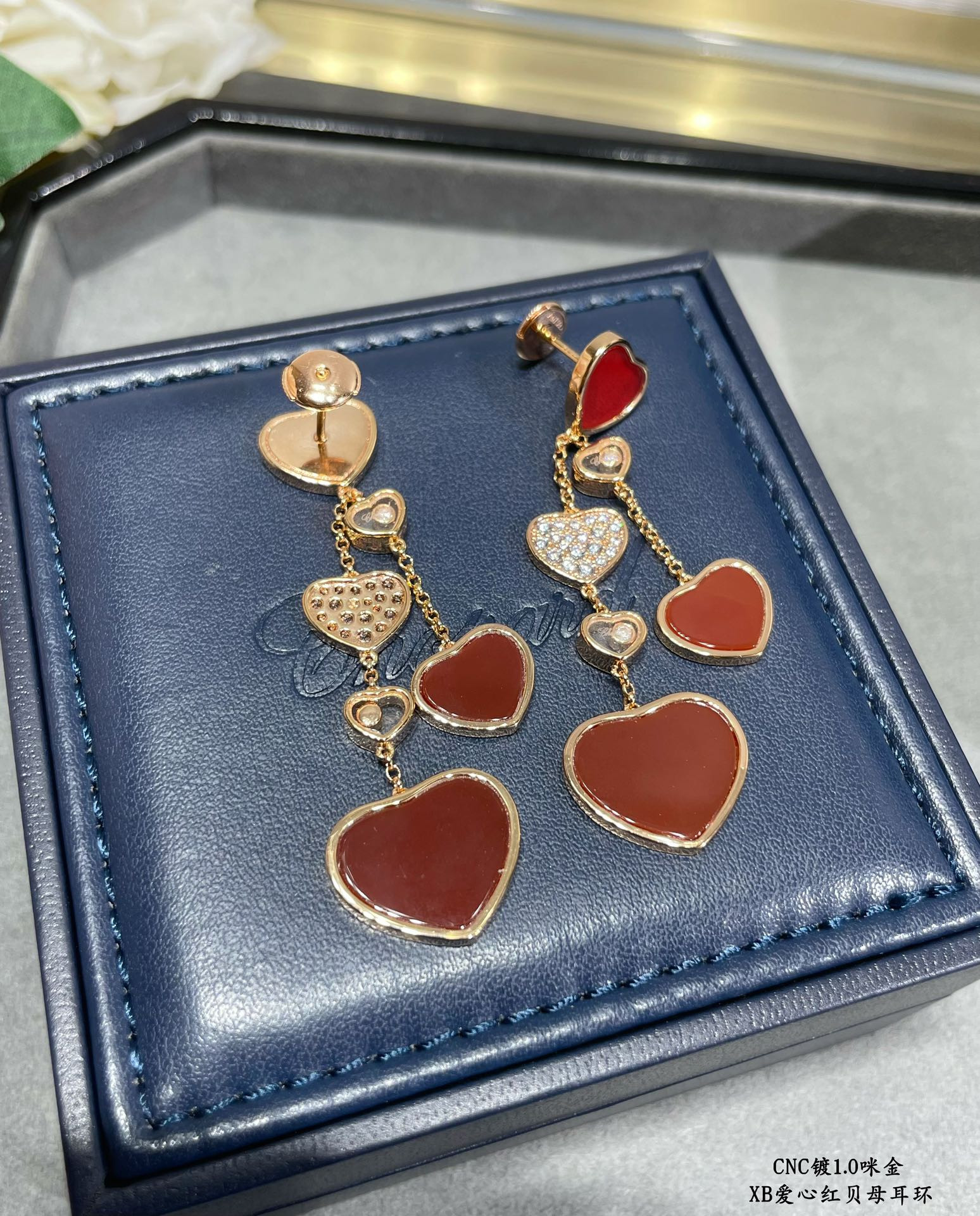 Ch0pard mother-of-pearl heart earrings