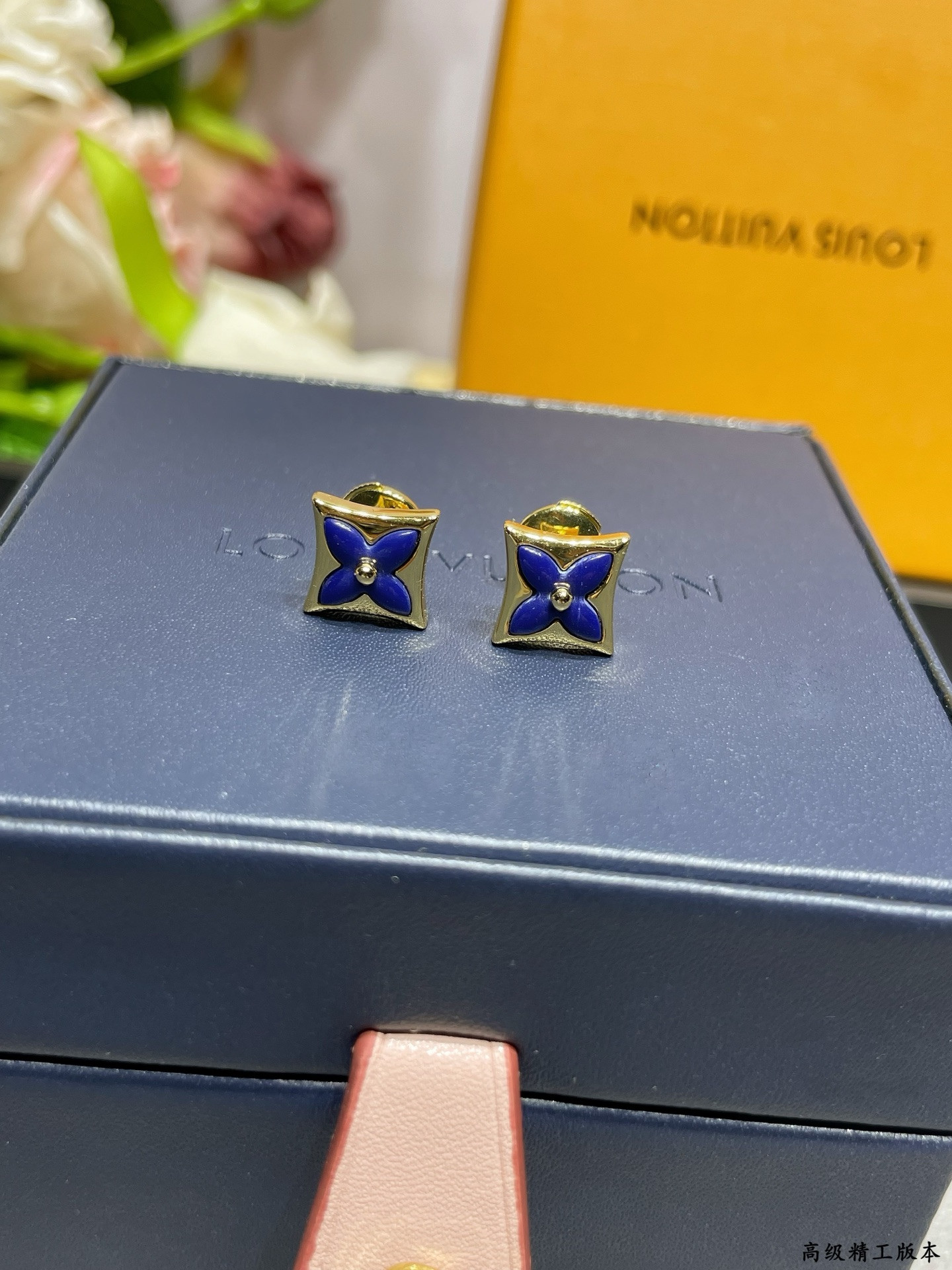 l0*is V*t0n earrings