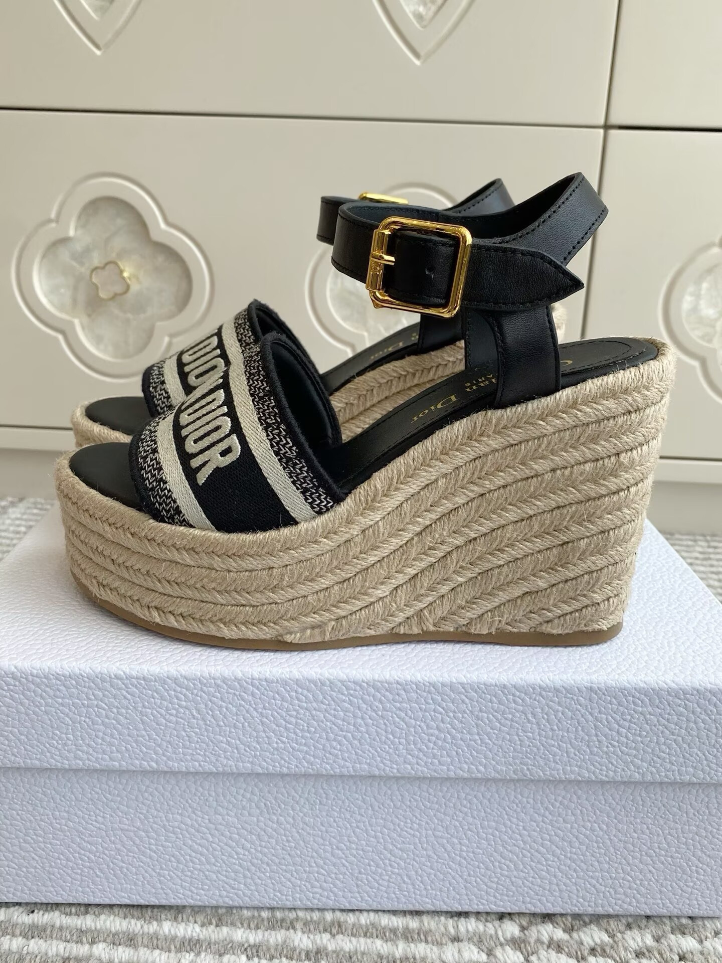 ua D*or sandals