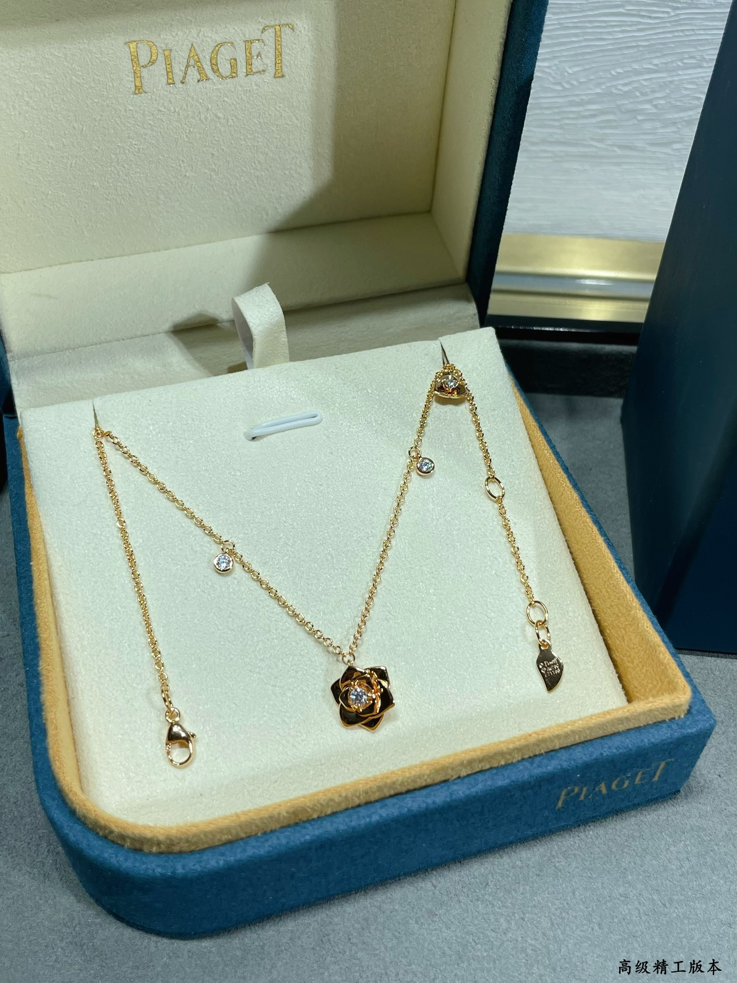 P1aget polished gold flower necklace