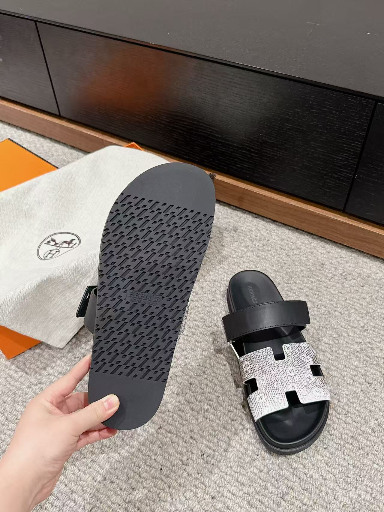 ua H**mes chypre sandal