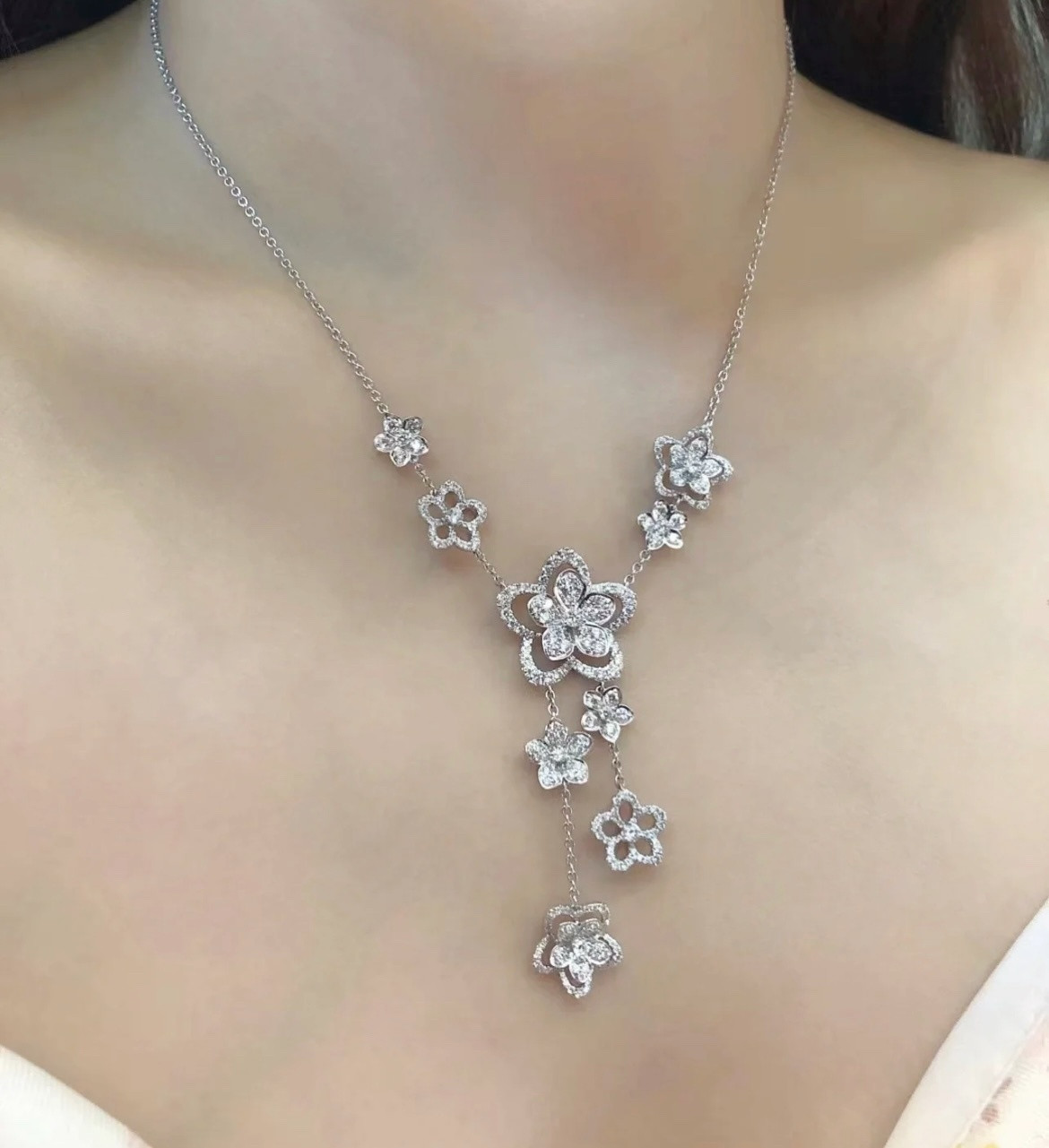Gr*ff wild flower di*m*nd drop necklace