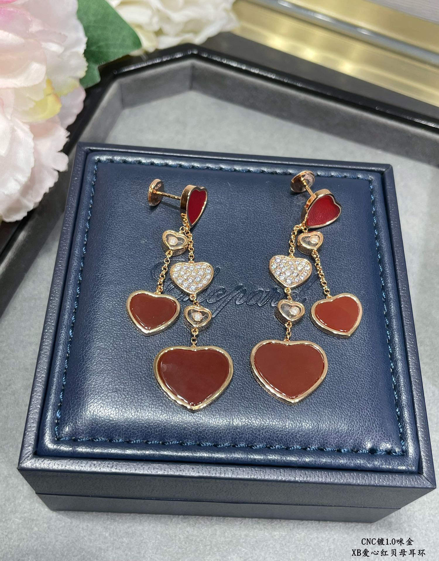 Ch0pard mother-of-pearl heart earrings