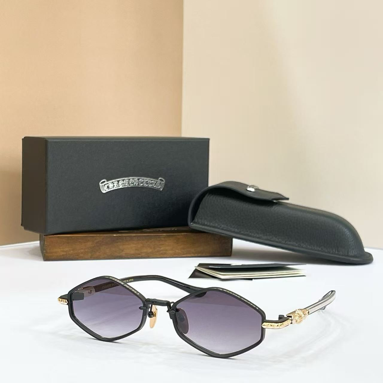Ch**me He**ts glasses