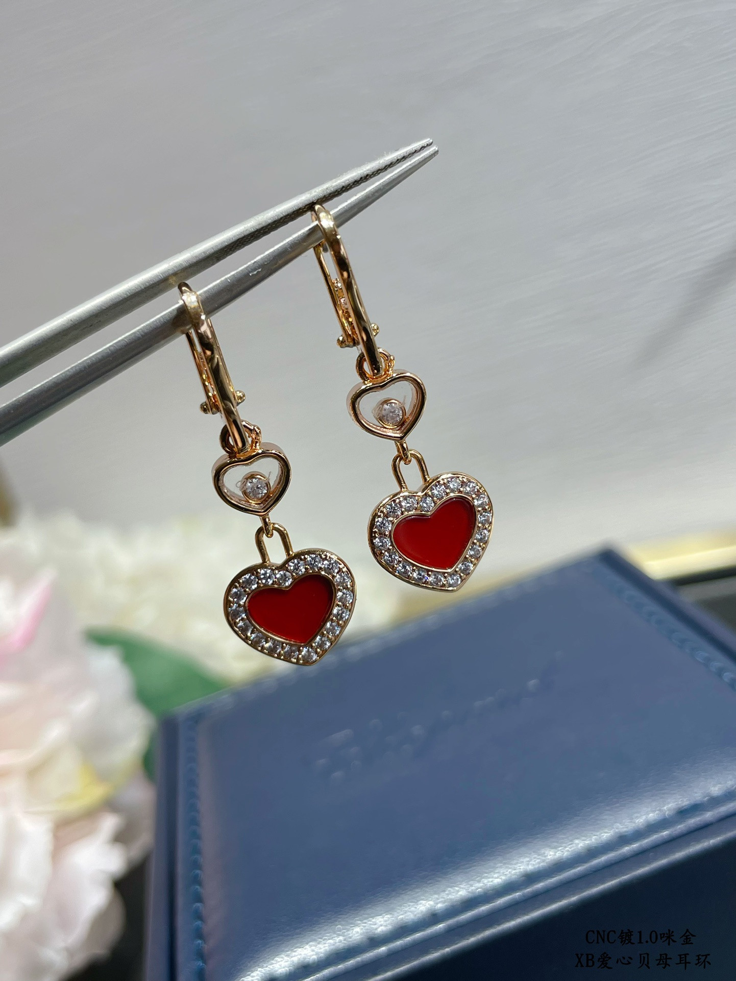 Ch0pard heart-shaped edge di*m*nd mother-of-pearl earrings
