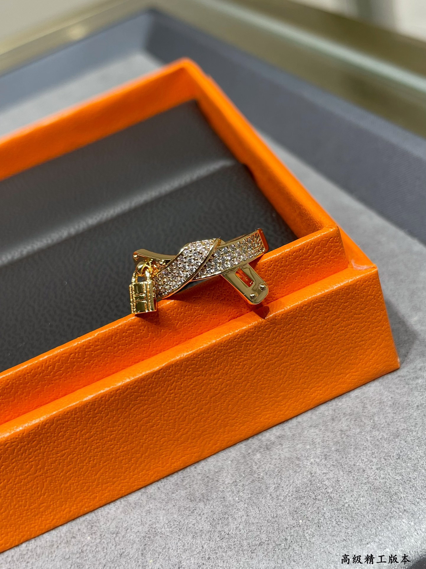 H**mes h clasp ring